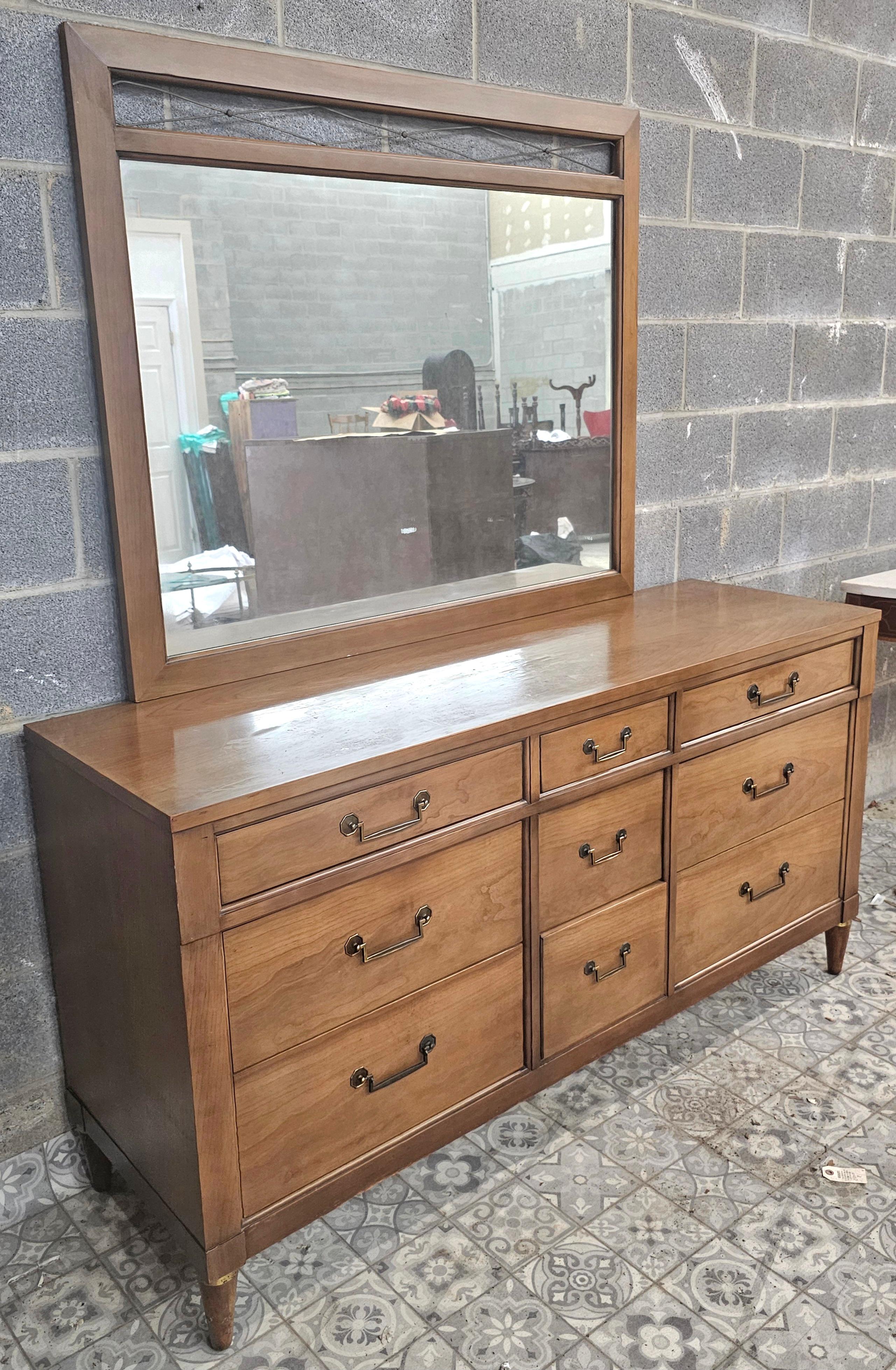 Century Furniture Mid 20th-C. Commode à neuf tiroirs en noyer et laiton de style toscan italien 5