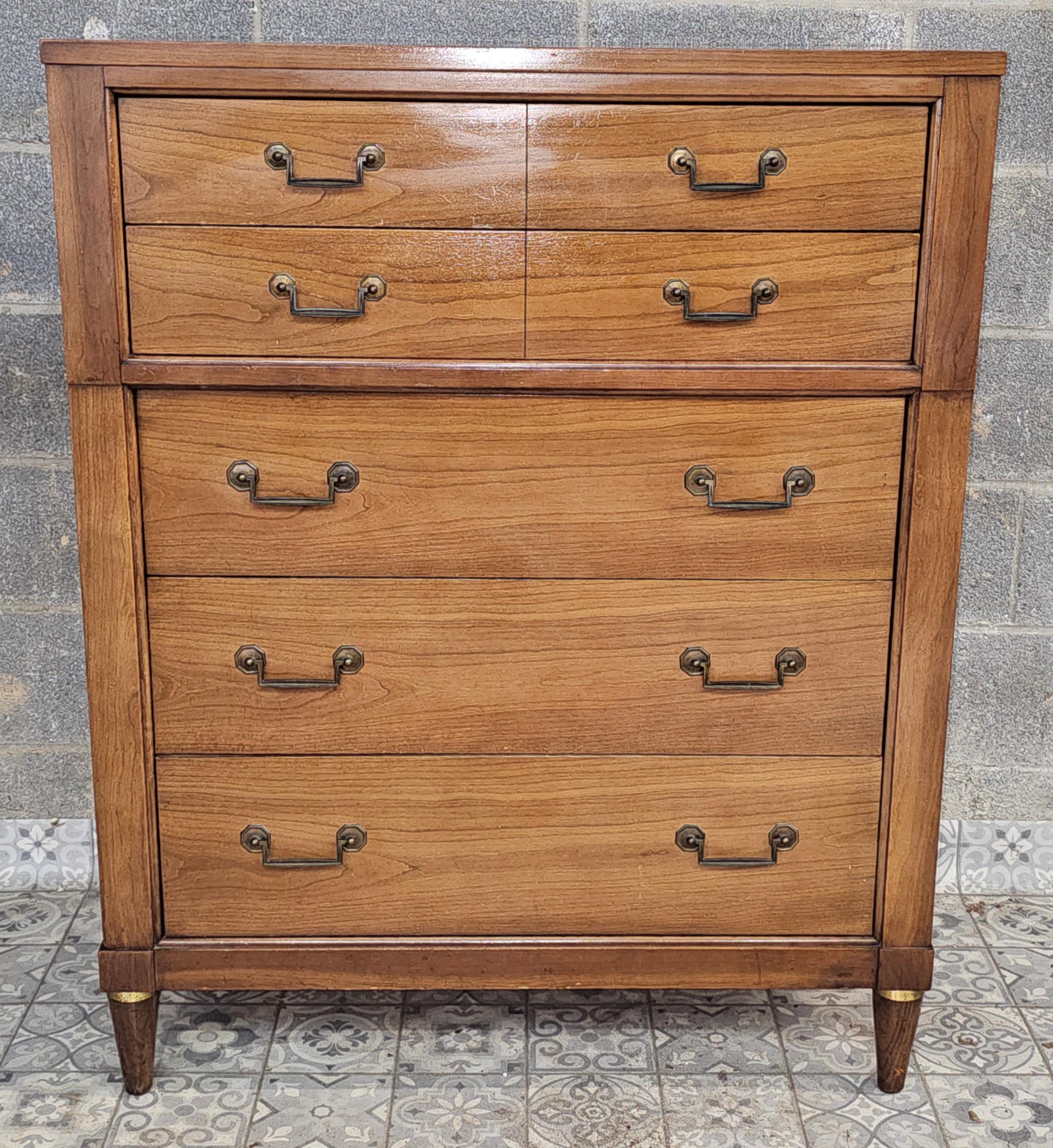 Century Furniture Mid 20th-C. Commode à neuf tiroirs en noyer et laiton de style toscan italien 6