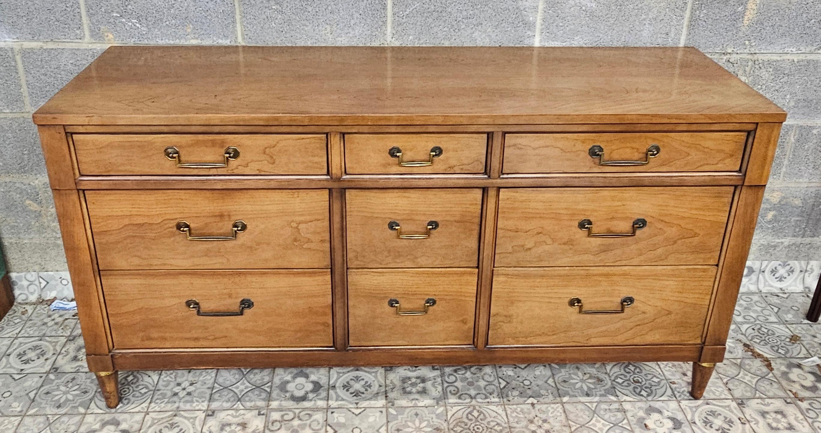 Provincial français Century Furniture Mid 20th-C. Commode à neuf tiroirs en noyer et laiton de style toscan italien