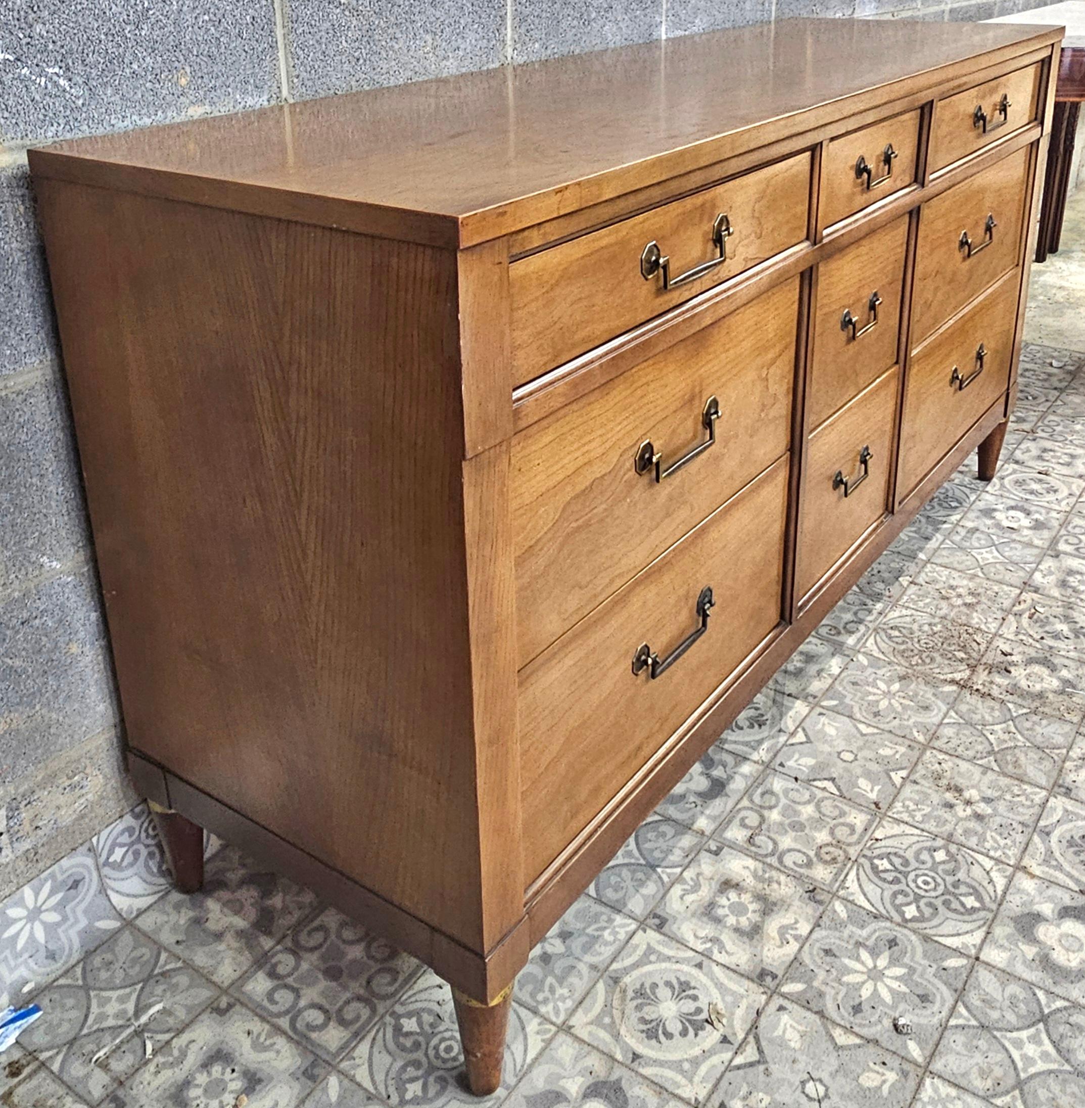 Américain Century Furniture Mid 20th-C. Commode à neuf tiroirs en noyer et laiton de style toscan italien