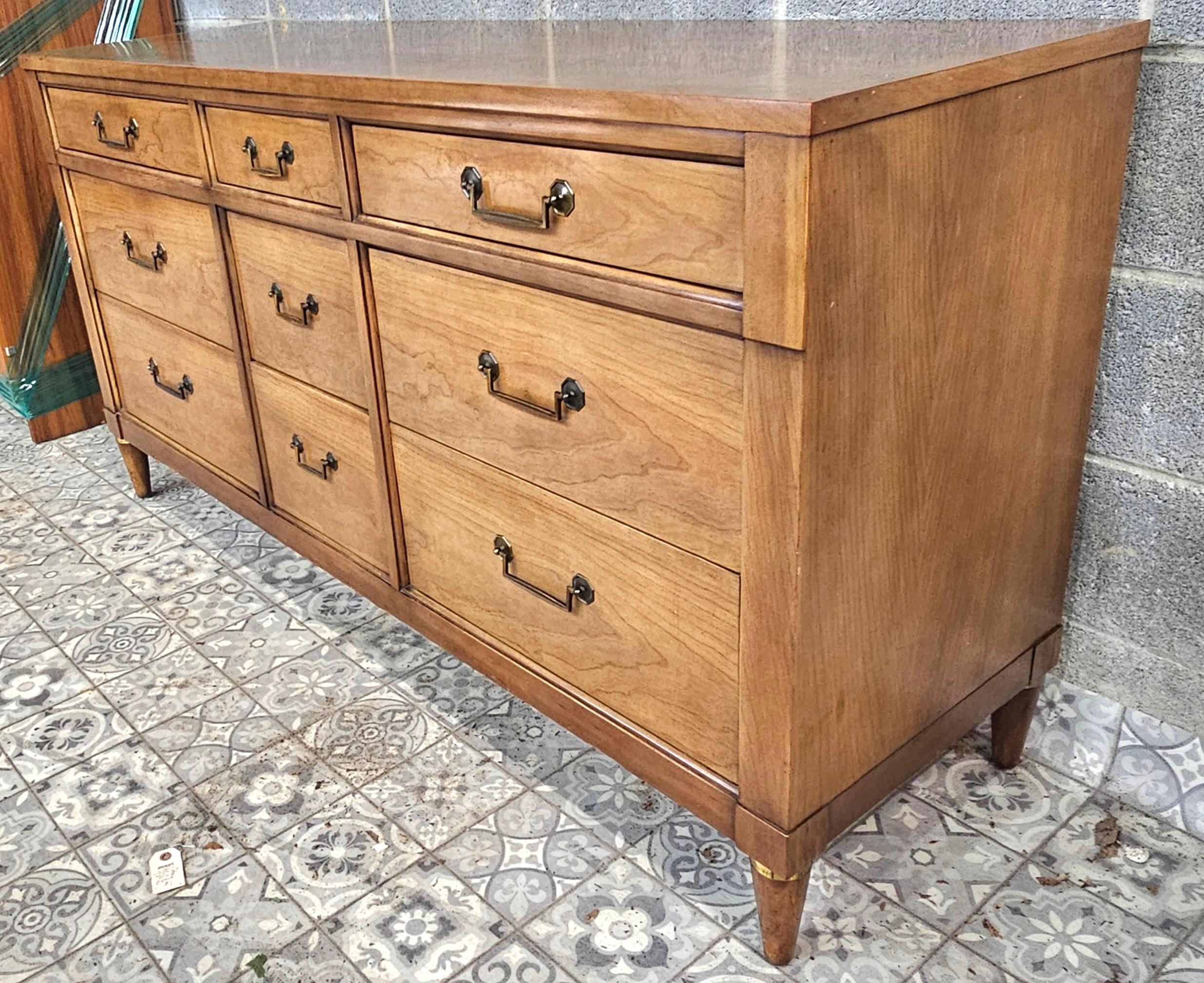 Doré Century Furniture Mid 20th-C. Commode à neuf tiroirs en noyer et laiton de style toscan italien