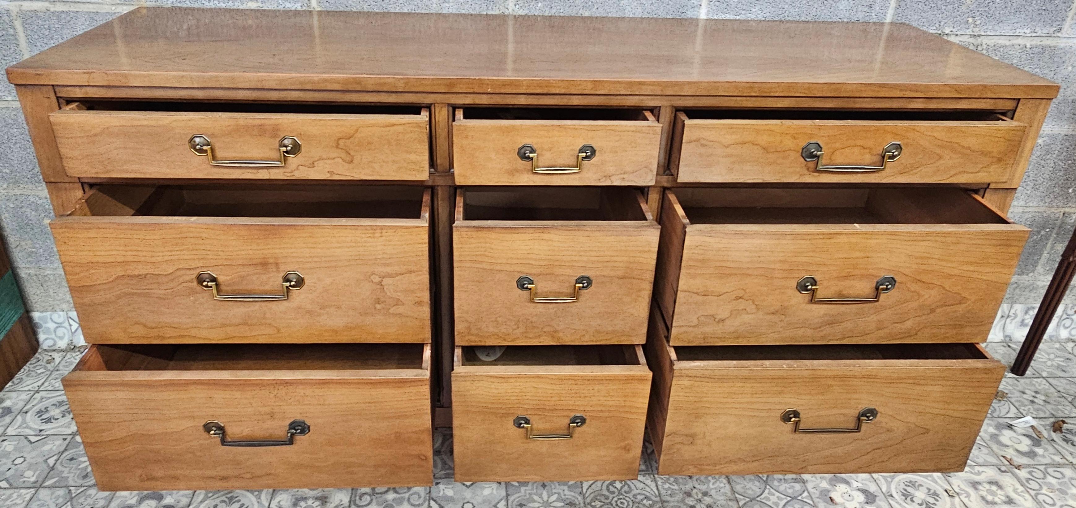 20ième siècle Century Furniture Mid 20th-C. Commode à neuf tiroirs en noyer et laiton de style toscan italien