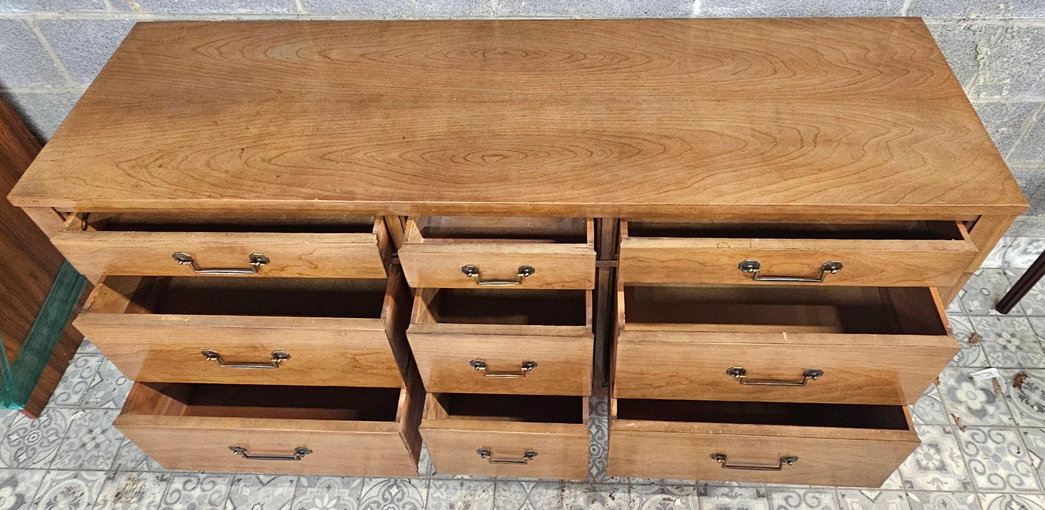 Bois Century Furniture Mid 20th-C. Commode à neuf tiroirs en noyer et laiton de style toscan italien