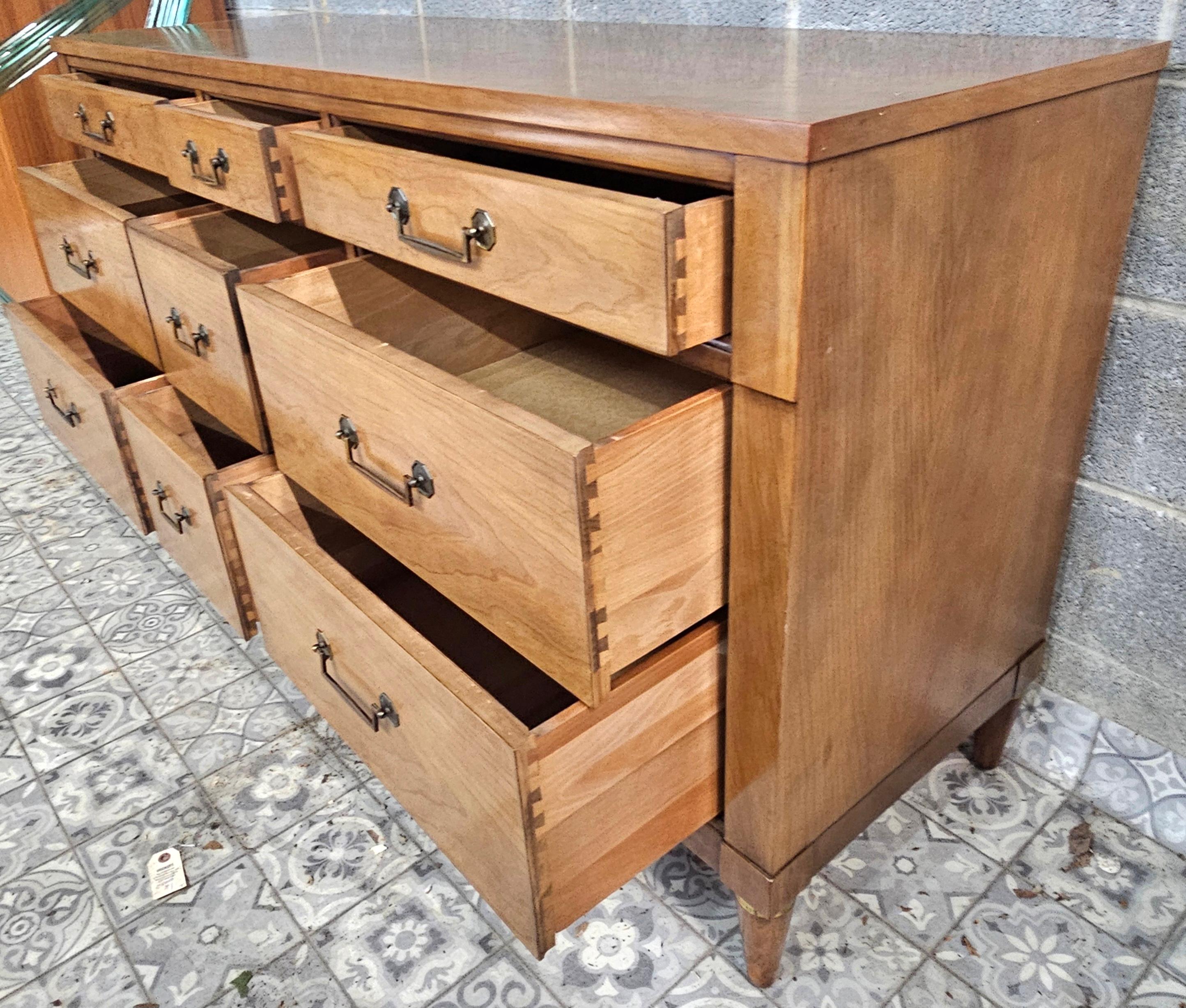 Century Furniture Mid 20th-C. Commode à neuf tiroirs en noyer et laiton de style toscan italien 1
