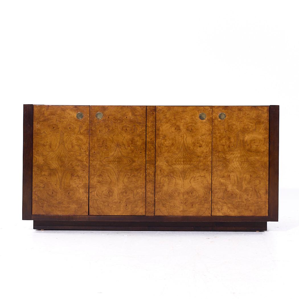 Century Furniture Mid Century Wurzelholz und Messing Credenza

Diese Anrichte misst: 58,5 breit x 18 tief x 29,25 Zoll hoch

Alle Möbelstücke sind in einem so genannten restaurierten Vintage-Zustand zu haben. Das bedeutet, dass das Stück beim Kauf