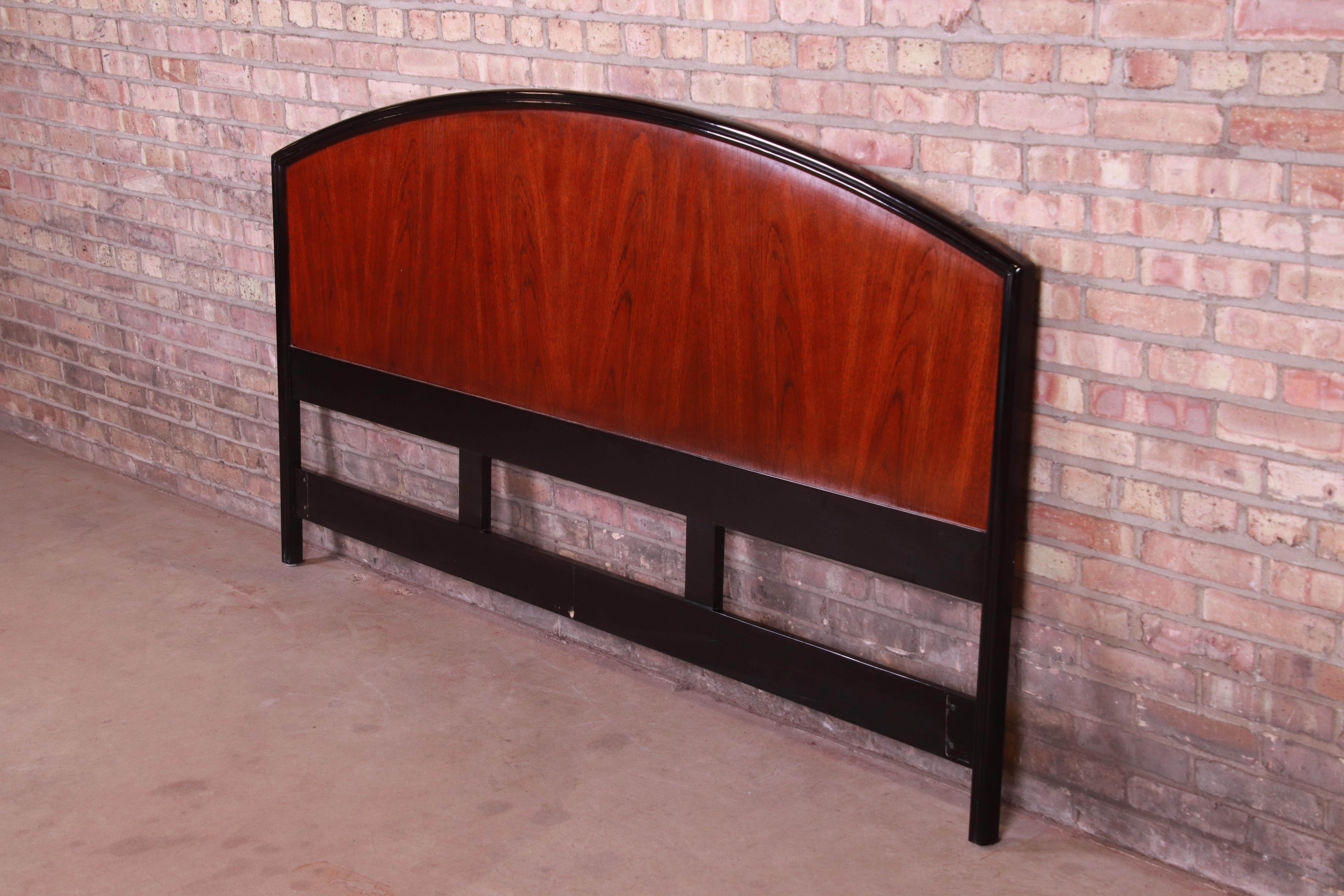 A gorgeous modern king size headboard

By Century Furniture

USA, late 20th century

Bookmatched mahogany, with black ebonized border.

Measures: 81.5