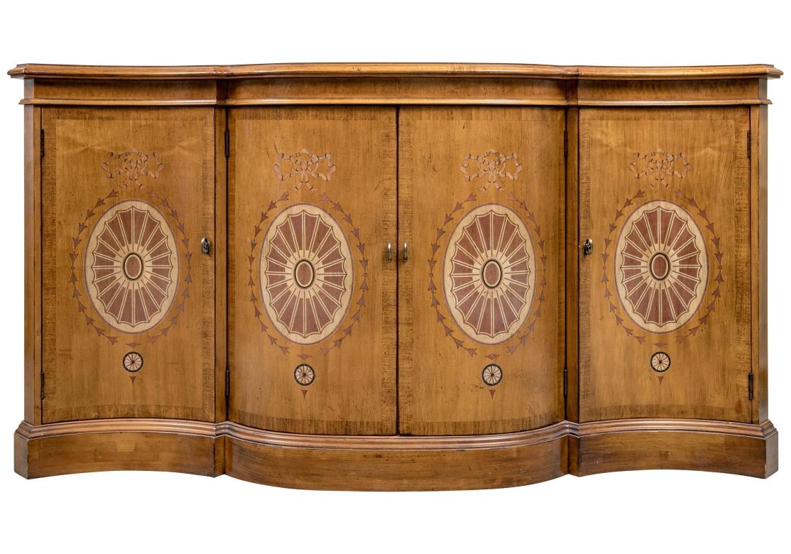 Credenza Century Furniture della Collection'S Paris Gardens. La credenza con due ante centrali che nascondono quattro cassetti (il superiore con pannello di rivestimento in argento). Sono affiancate da ante singole che rivelano due ripiani