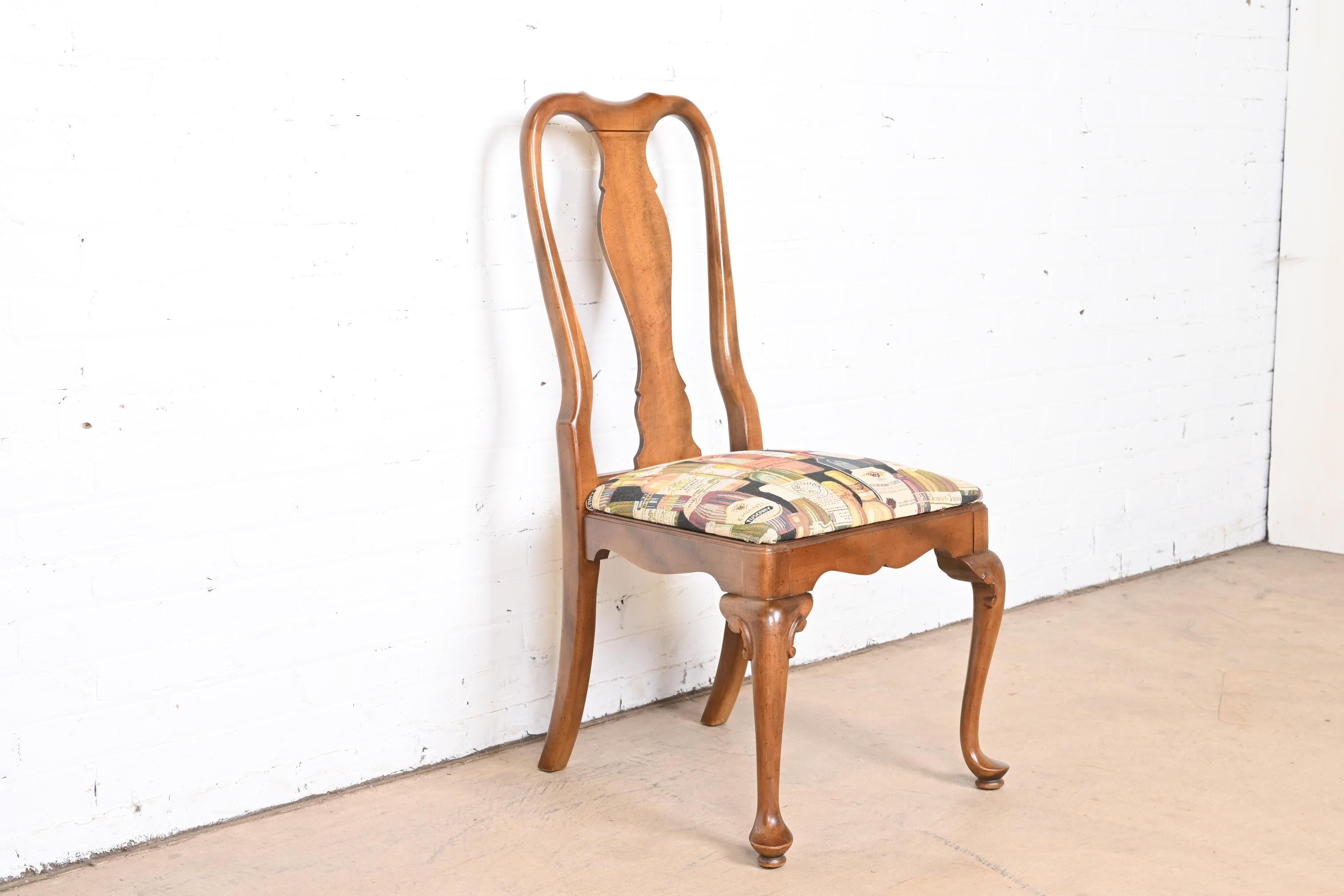 Tissu d'ameublement Chaise d'appoint en acajou sculpté Queen Anne de Century Furniture en vente