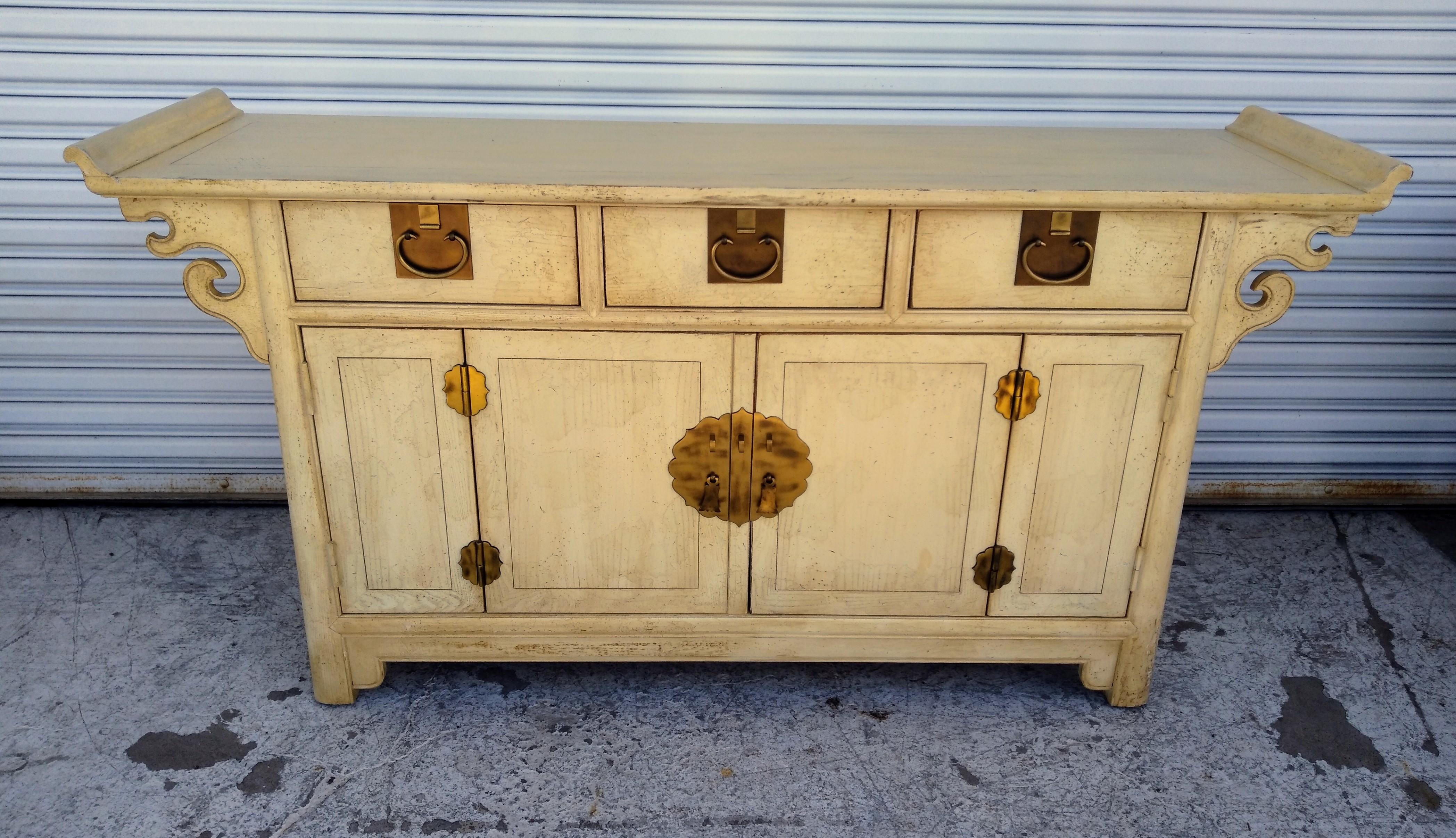 Il s'agit d'une pièce rare du mobilier du siècle.
Il a été conçu par Raymond Sabota pour sa ligne de mobilier Sabota. Elle est peinte à la main de manière à suggérer l'âge. Il est doté de belles poignées en laiton et d'une forme alter. Il comporte 3