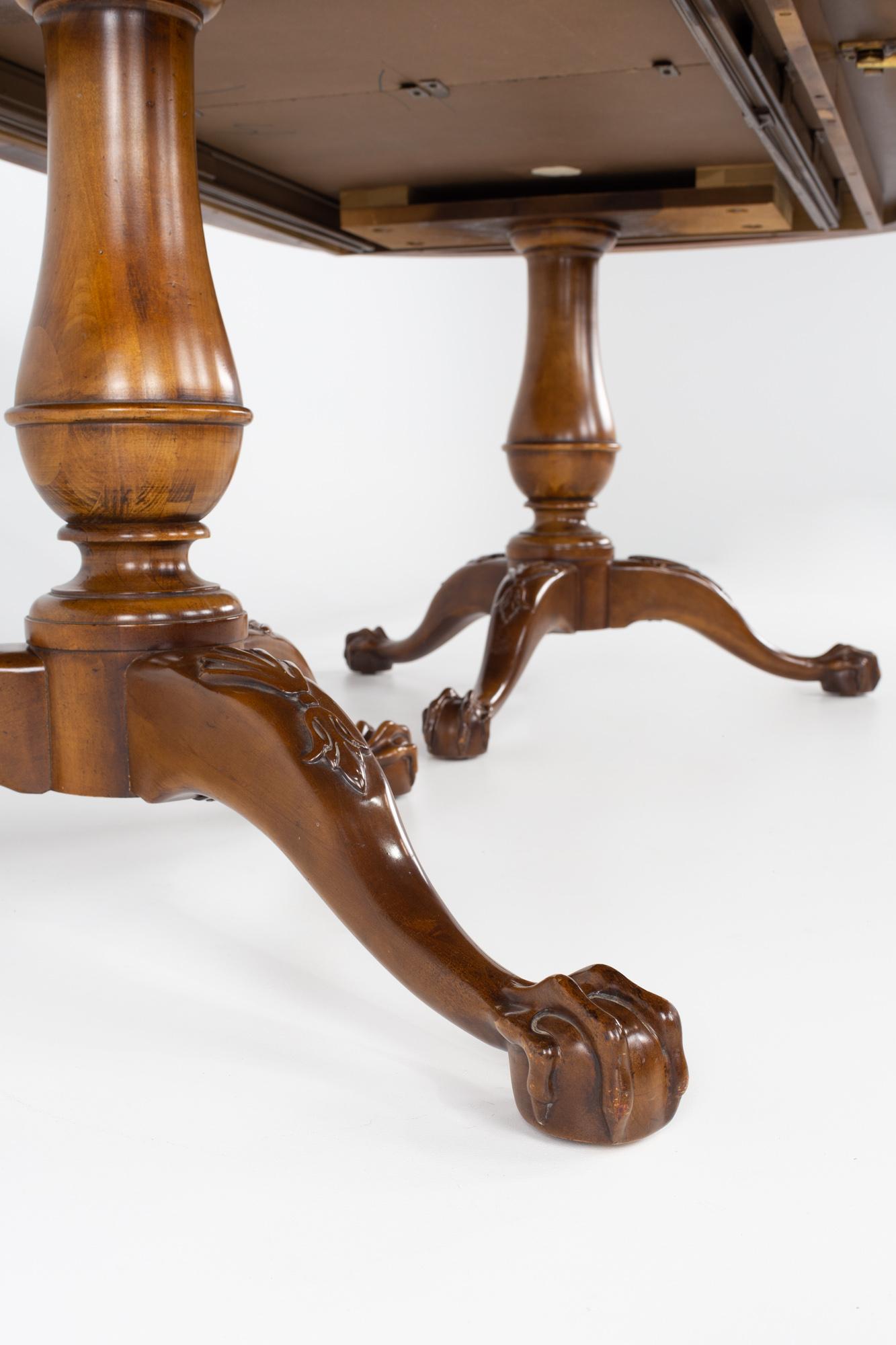 Century Furniture Traditional Clawfoot Dining Table with 2 Leaves In Good Condition In Countryside, IL