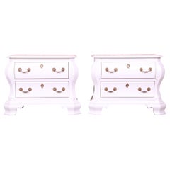 Comò Century Furniture laccato bianco a forma di bombe, appena rifinito
