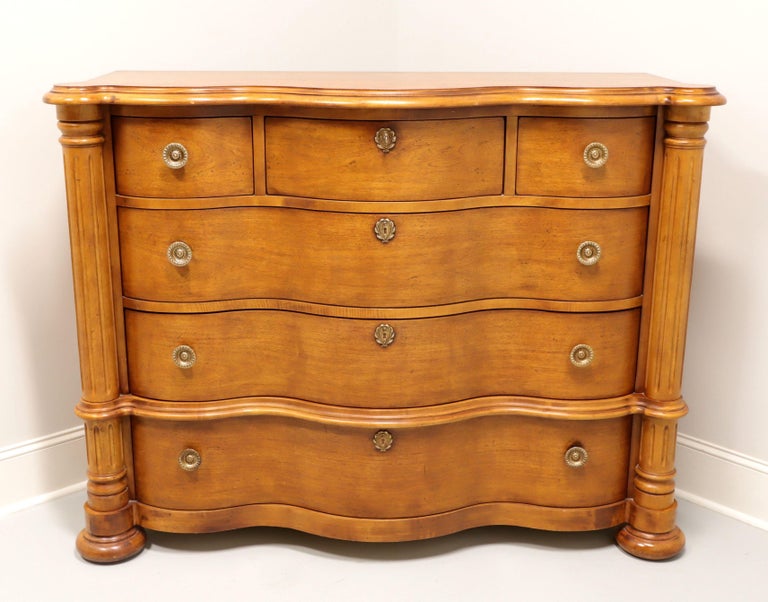 CENTURY Übergroße überdimensionale Serpentinenkommode aus goldenem