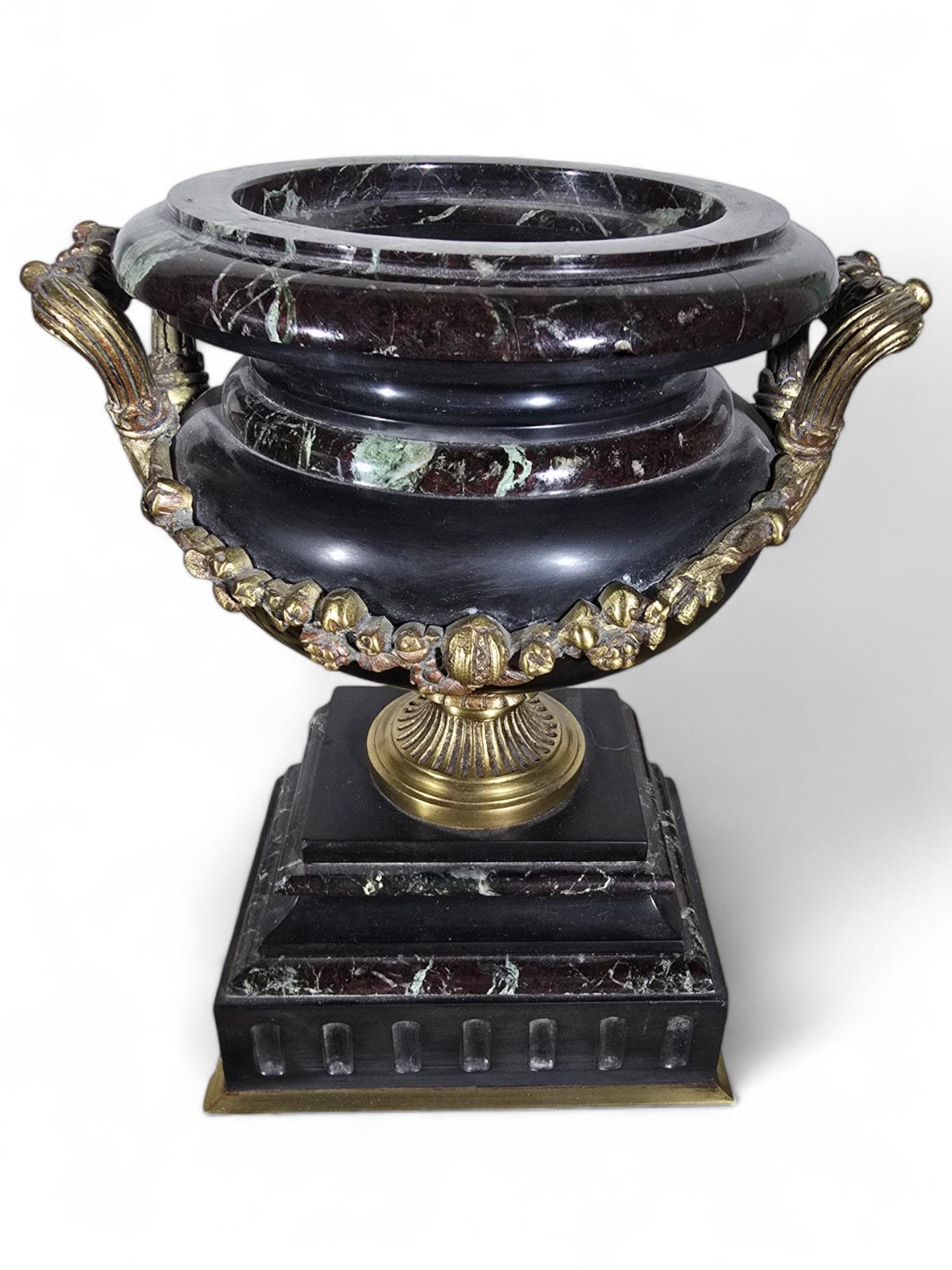 Coppa decorativa del secolo in marmo e bronzo dorato in vendita 5