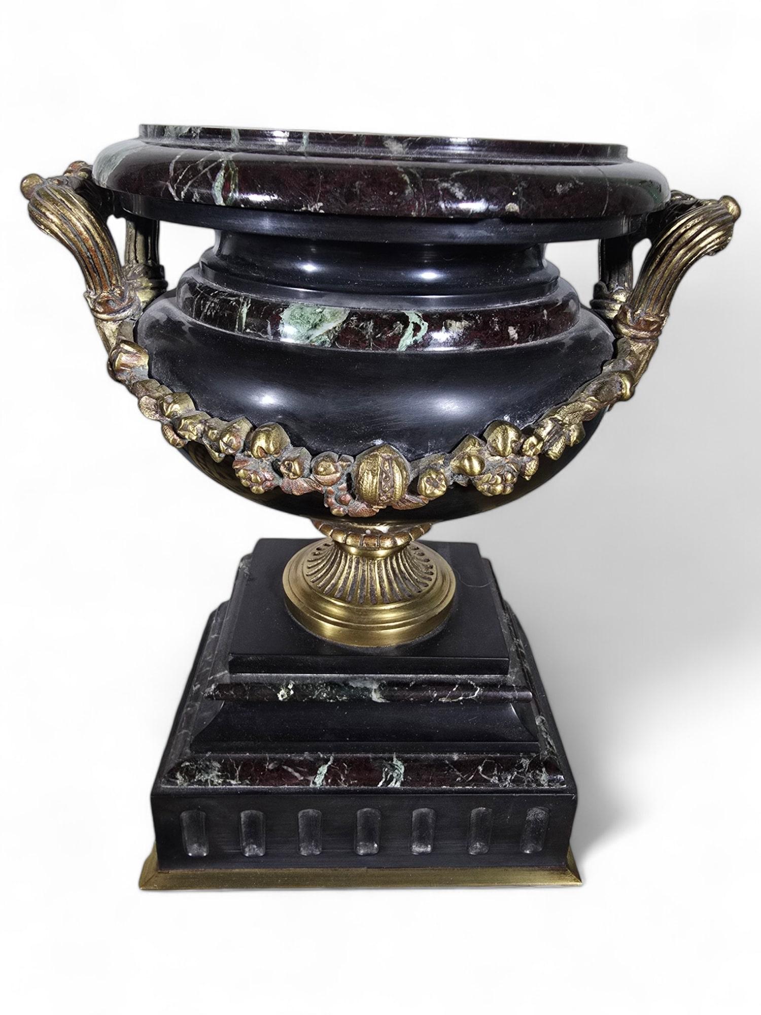Coppa decorativa del secolo in marmo e bronzo dorato in vendita 6