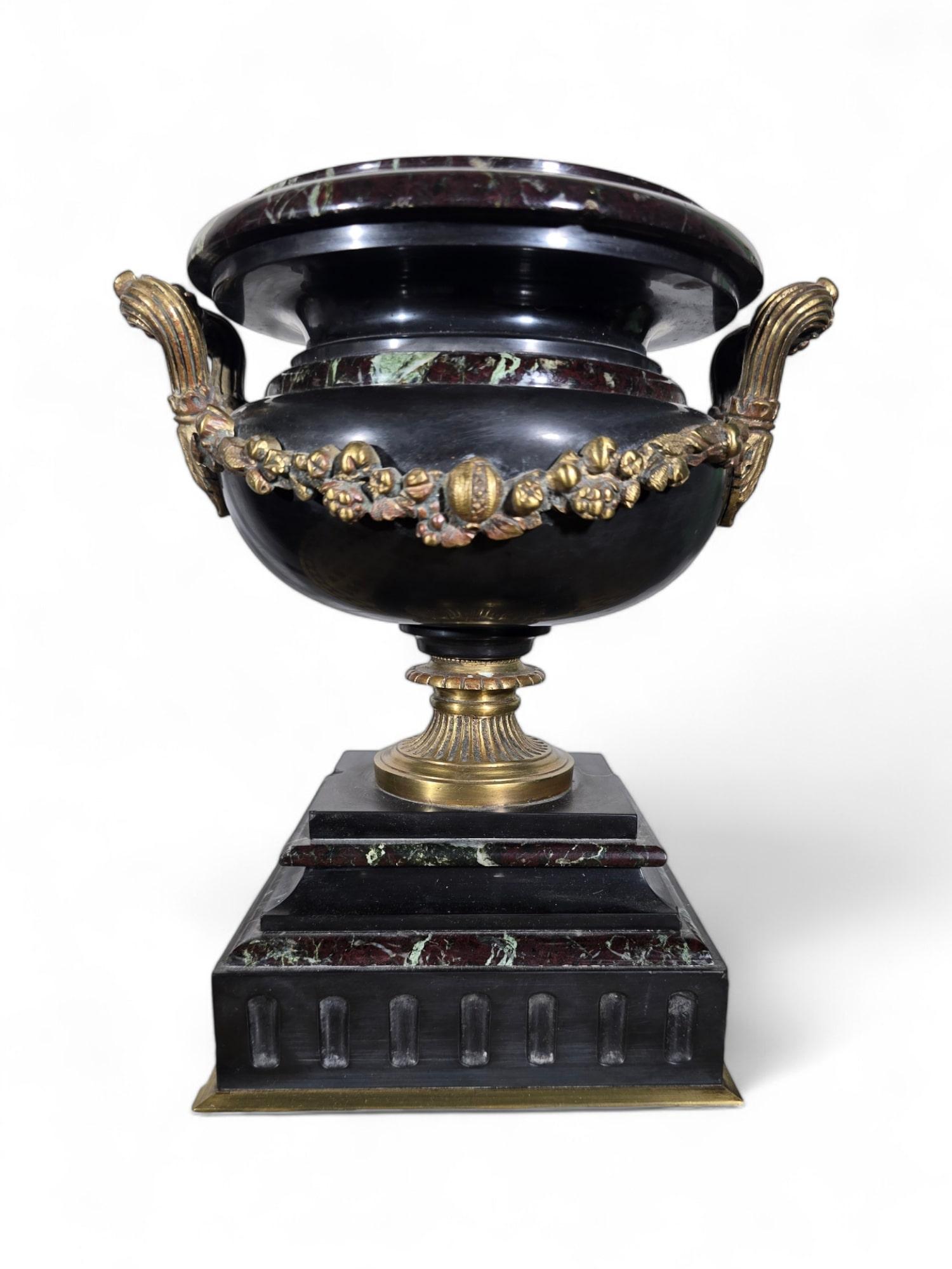 Coppa decorativa del secolo in marmo e bronzo dorato in vendita 7