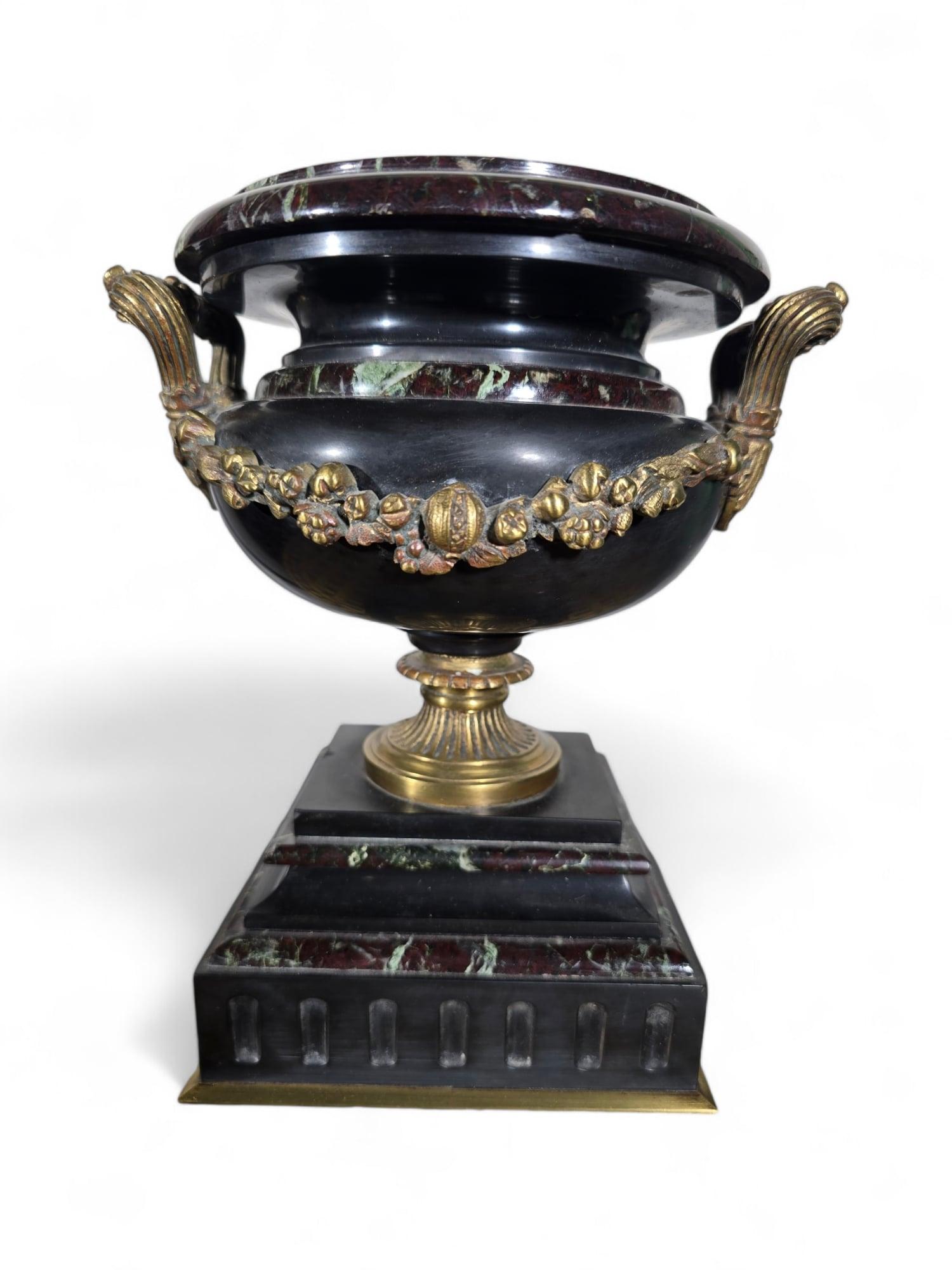 Questa elegante tazza decorativa del XIX secolo combina il marmo colorato con accenti in bronzo dorato finemente lavorati, creando un pezzo sofisticato e senza tempo. Il marmo vibrante aggiunge una bellezza naturale e un contrasto con i toni caldi