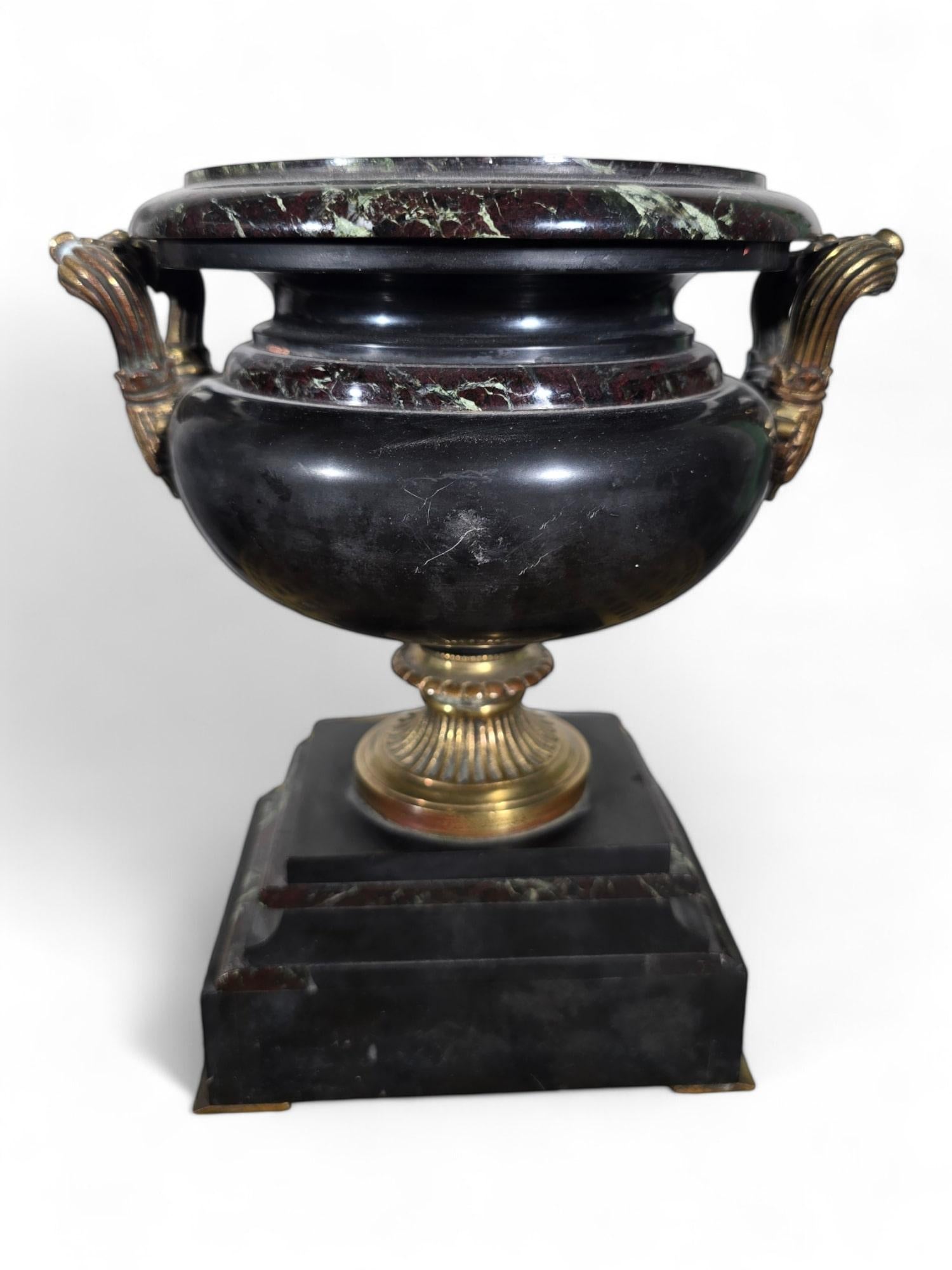 Coppa decorativa del secolo in marmo e bronzo dorato In condizioni buone in vendita a Madrid, ES