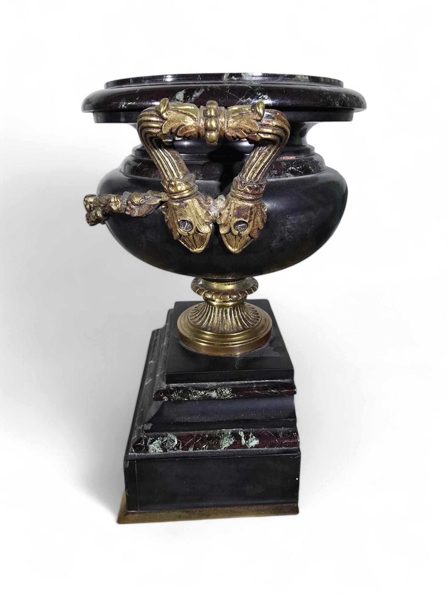 Metà XIX secolo Coppa decorativa del secolo in marmo e bronzo dorato in vendita
