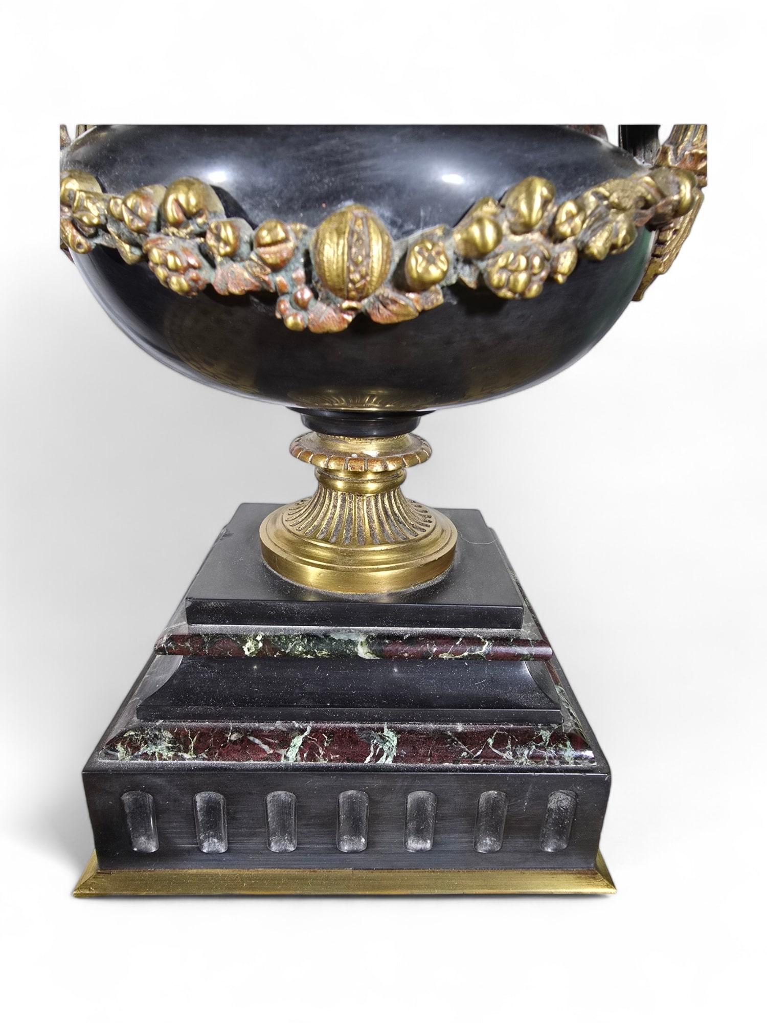 Coppa decorativa del secolo in marmo e bronzo dorato in vendita 1