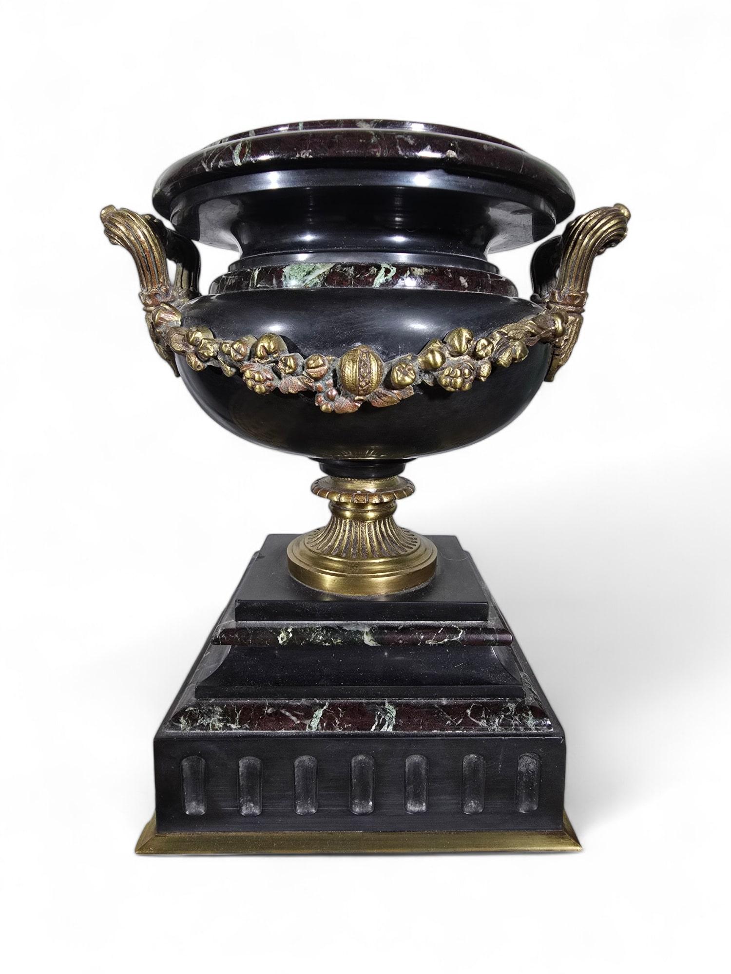 Coppa decorativa del secolo in marmo e bronzo dorato in vendita 2