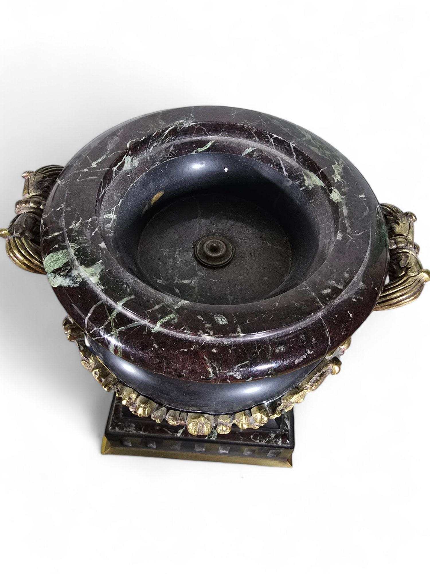 Coppa decorativa del secolo in marmo e bronzo dorato in vendita 3