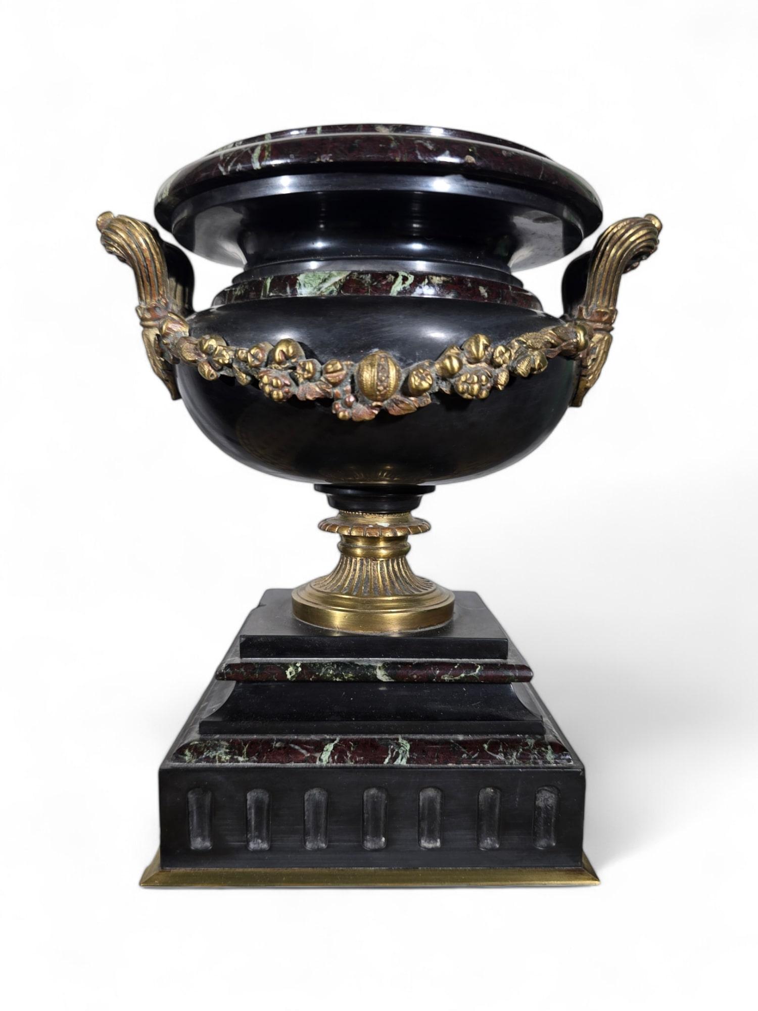Coppa decorativa del secolo in marmo e bronzo dorato in vendita 4