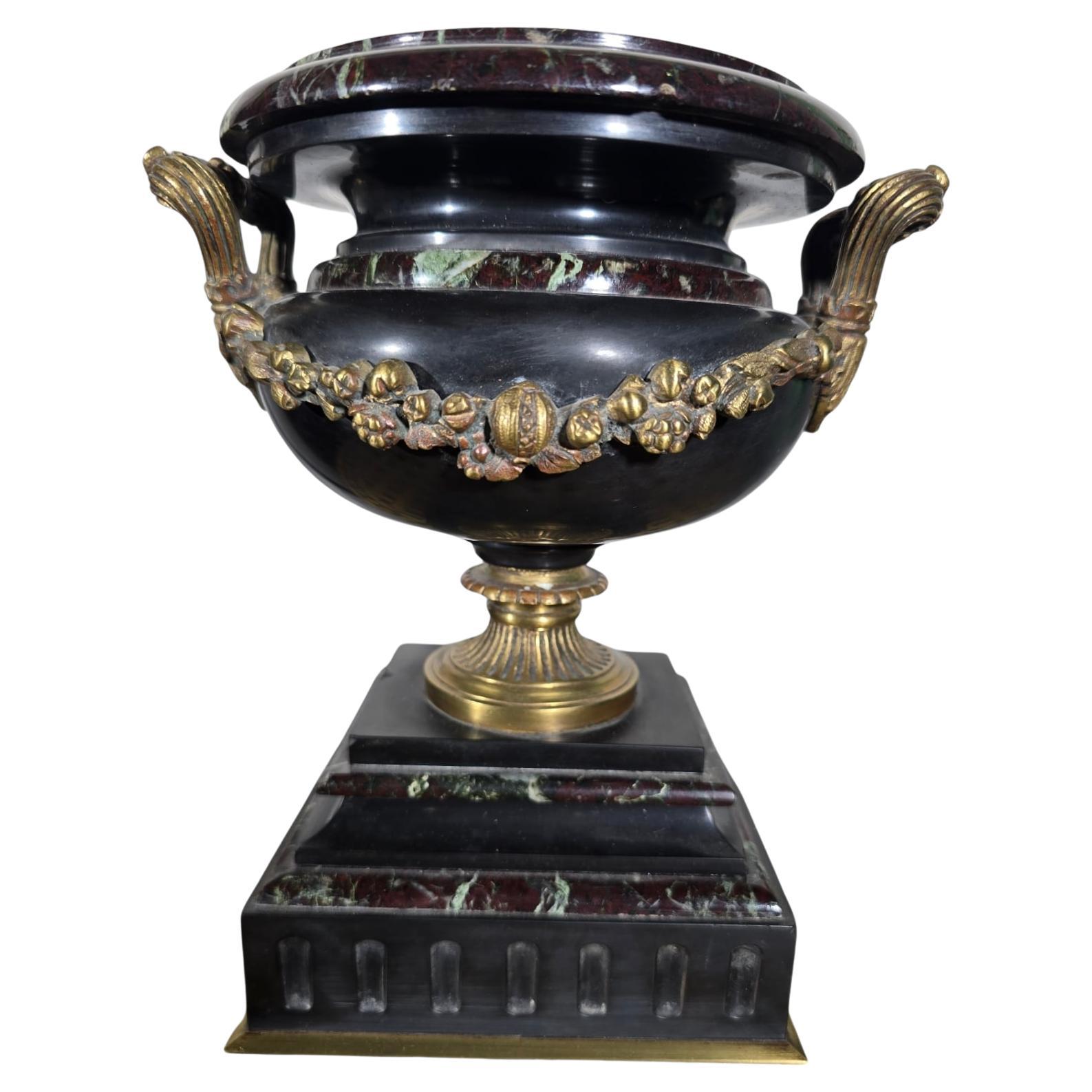 Coppa decorativa del secolo in marmo e bronzo dorato