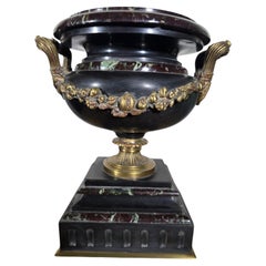Coppa decorativa del secolo in marmo e bronzo dorato