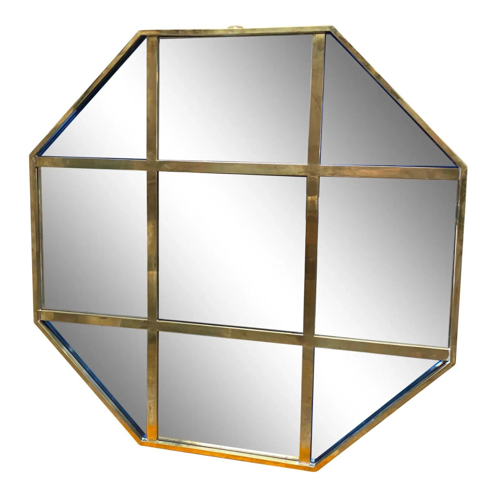 Dimensions : 39ʺW × 1ʺD × 39ʺH
Couleur : Or
Vintage, antique ou d'occasion

Miroir mural octogonal surdimensionné italien moderne du milieu du siècle, c.C. 1970. Superbe cadre en laiton. Une pièce charmante et unique pour rehausser n'importe quel