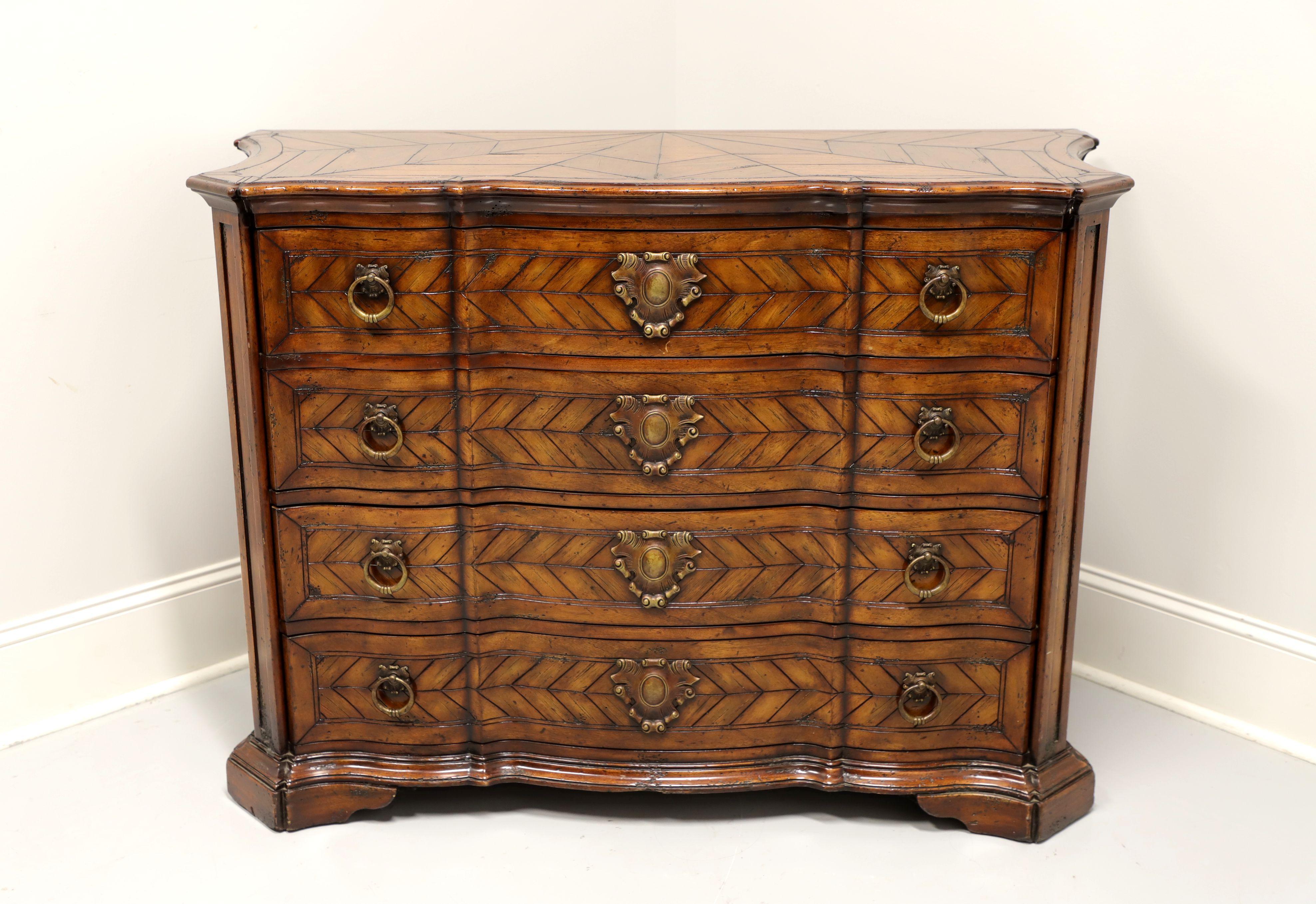 Une commode de style rustique par Monarch Fine Furniture pour Century. Bois dur massif avec finition vieillie, forme serpentine, motifs de parqueterie sur le dessus, les façades de tiroir et les côtés, ornements décoratifs en laiton sur les façades