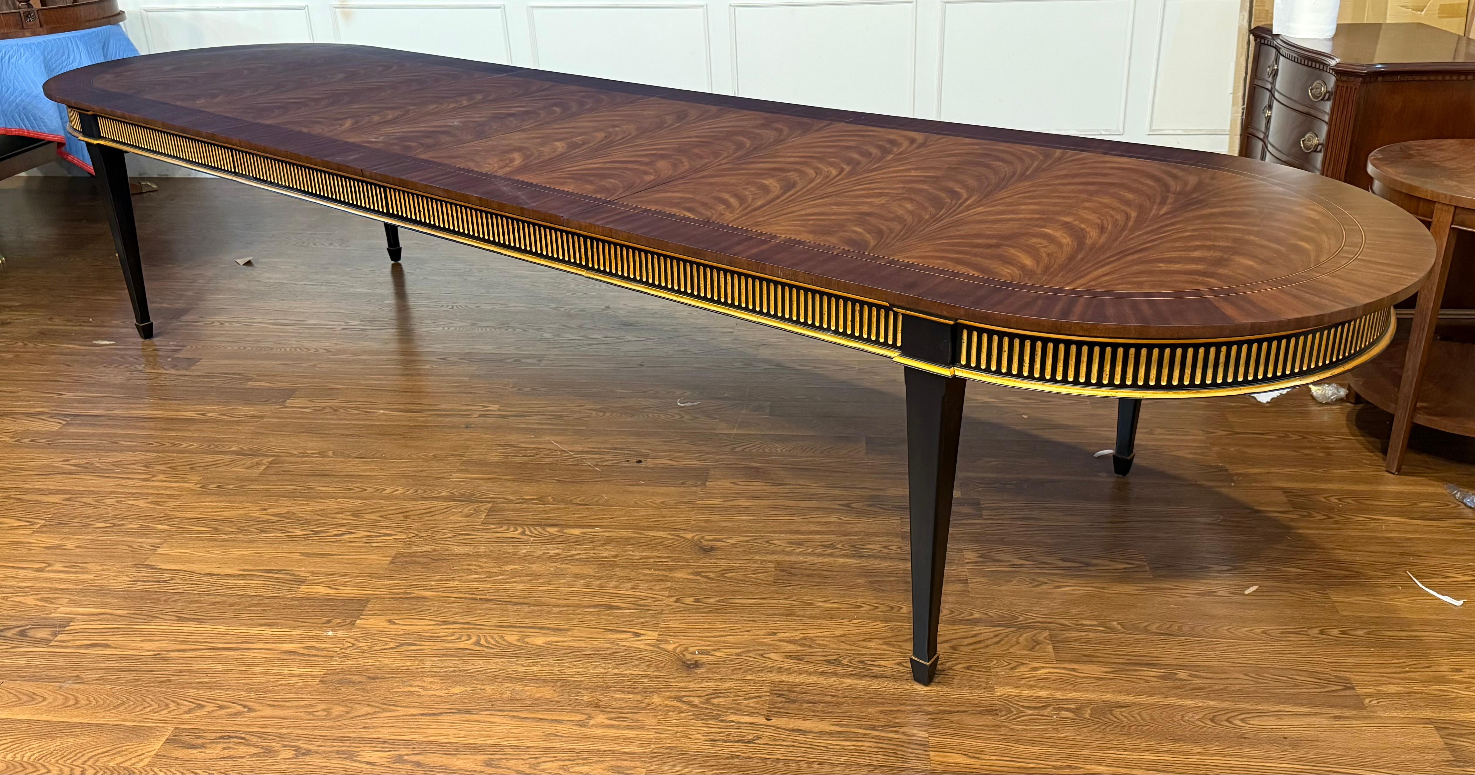 Dies ist der Barrington Esstisch aus der Monarch Collection'S von Century Furniture.  Sein klassisches Regency-Design zeichnet sich durch eine wunderschöne Mahagoni-Platte mit kontrastierenden Rändern, mäßige werksseitige Abnutzung mit Satinierung,