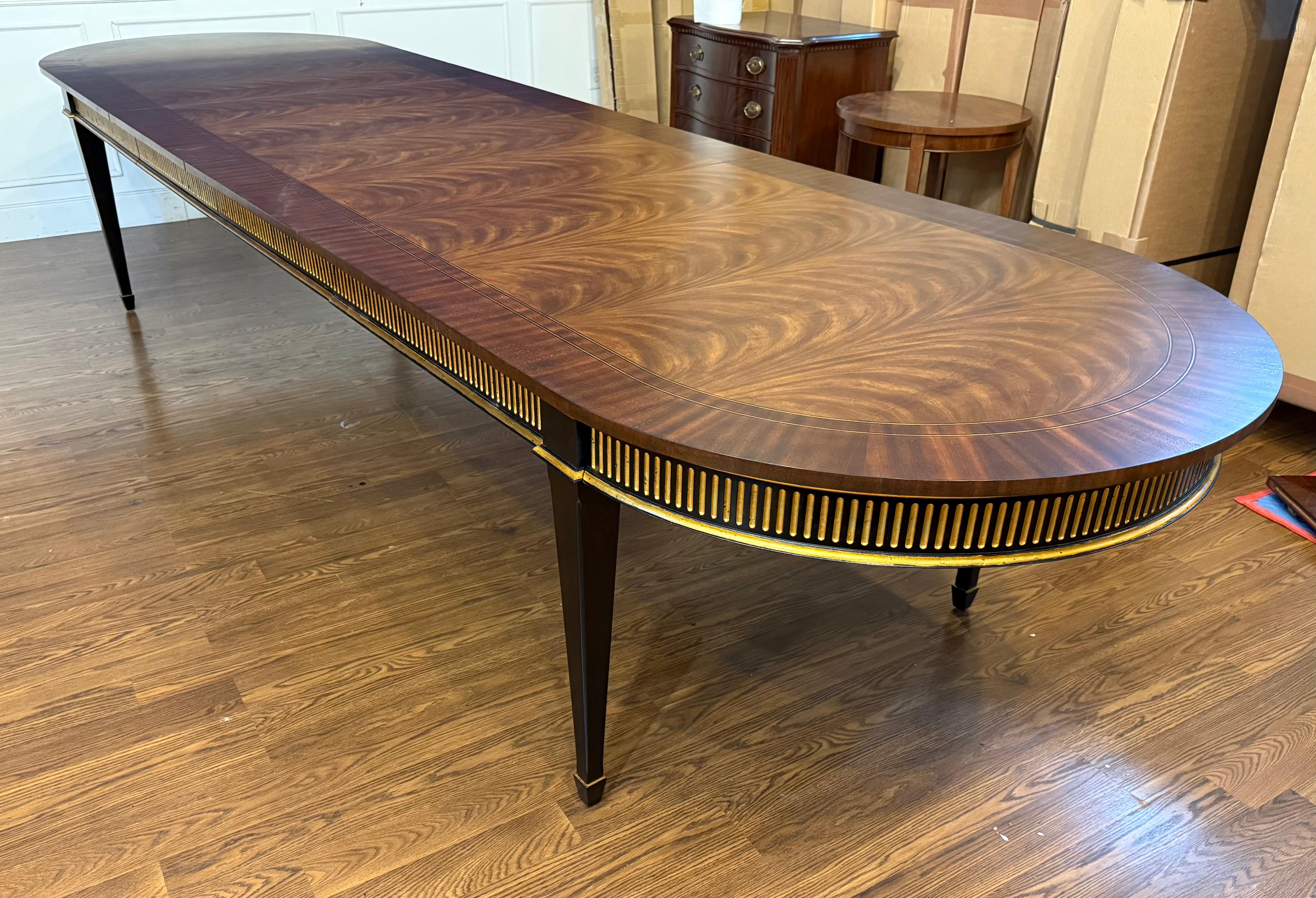 Traditioneller ovaler Esstisch Century (Regency) im Angebot