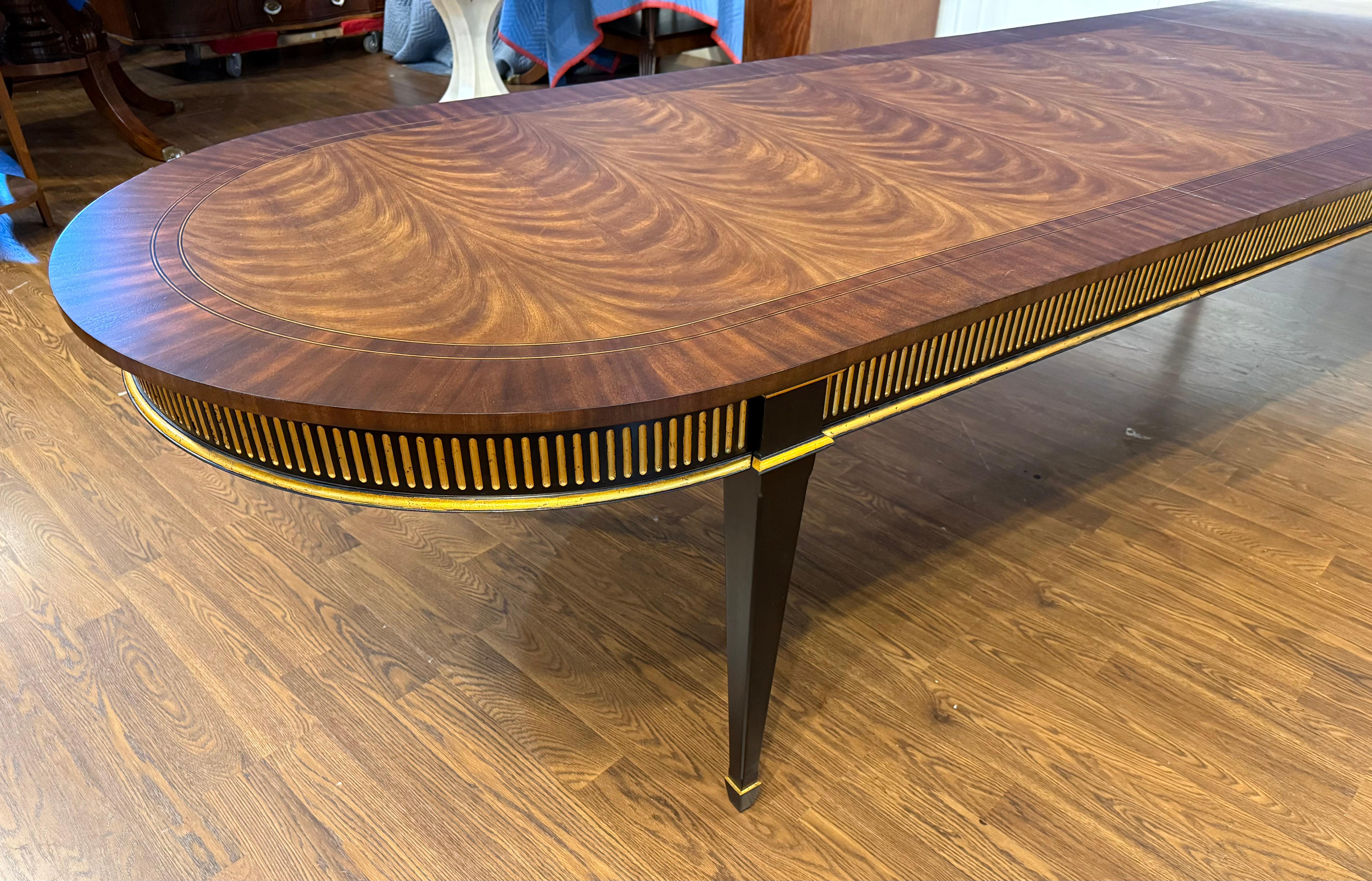 Traditioneller ovaler Esstisch Century (Philippinisch) im Angebot