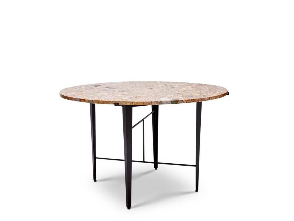 La table de salle à manger Steele est dotée d'une base en acier revêtu de poudre et d'un plateau en pierre ronde encastré. Pour une utilisation intérieure ou extérieure. 

La collection Lawson-Fenning est conçue et fabriquée à la main à Los Angeles,
