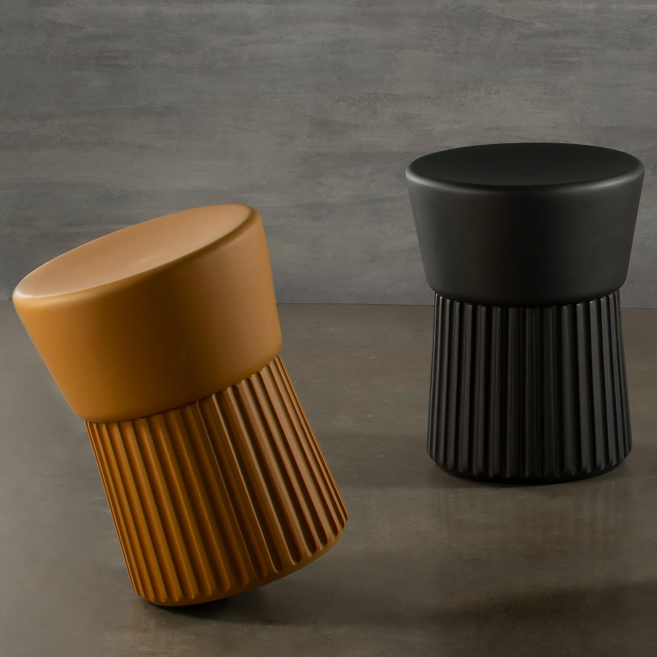 Tabouret « Ceppo » en bois avec détails de frises sculptées à lattes en vente 3
