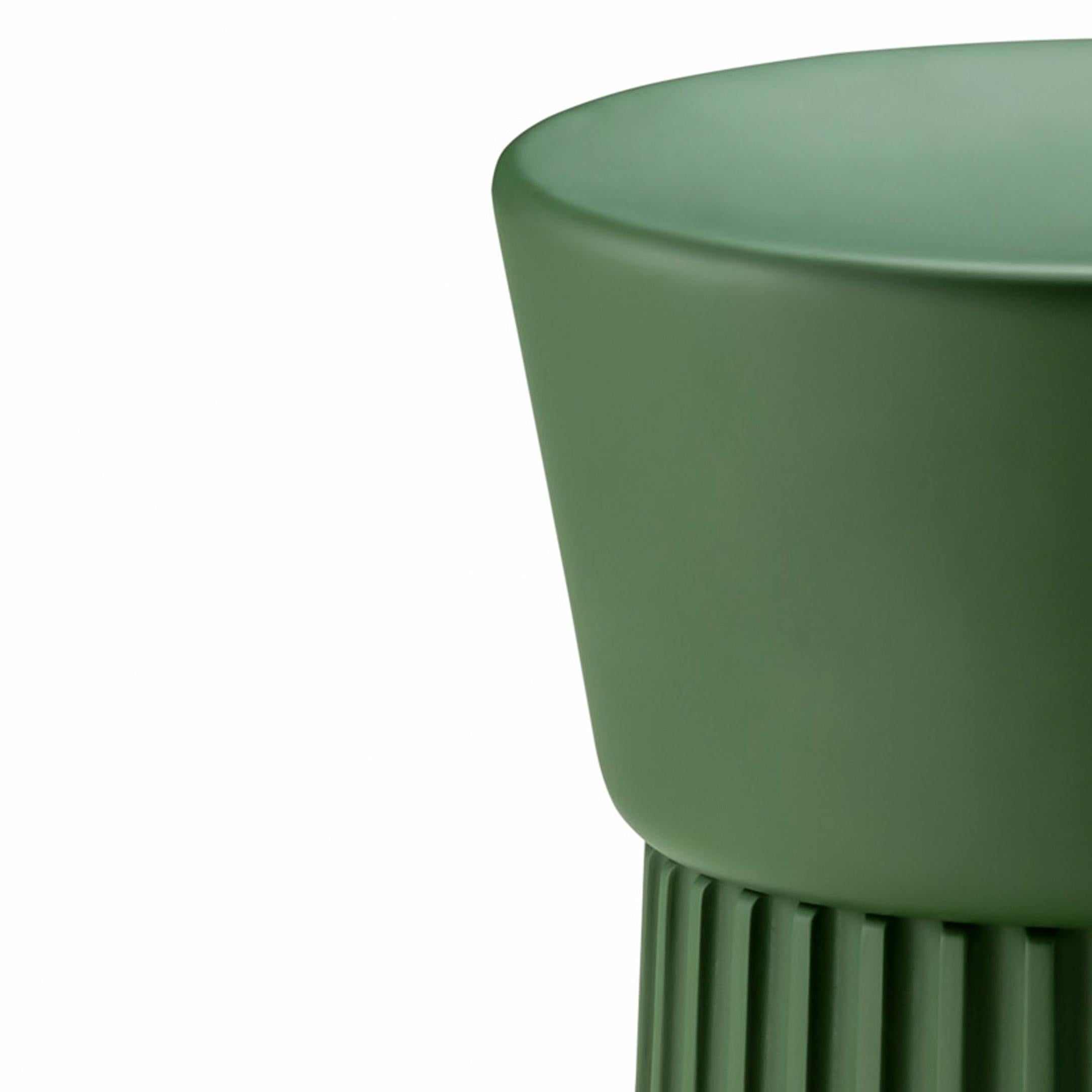 Tabouret « Ceppo » en bois avec détails de frises sculptées à lattes en vente 5