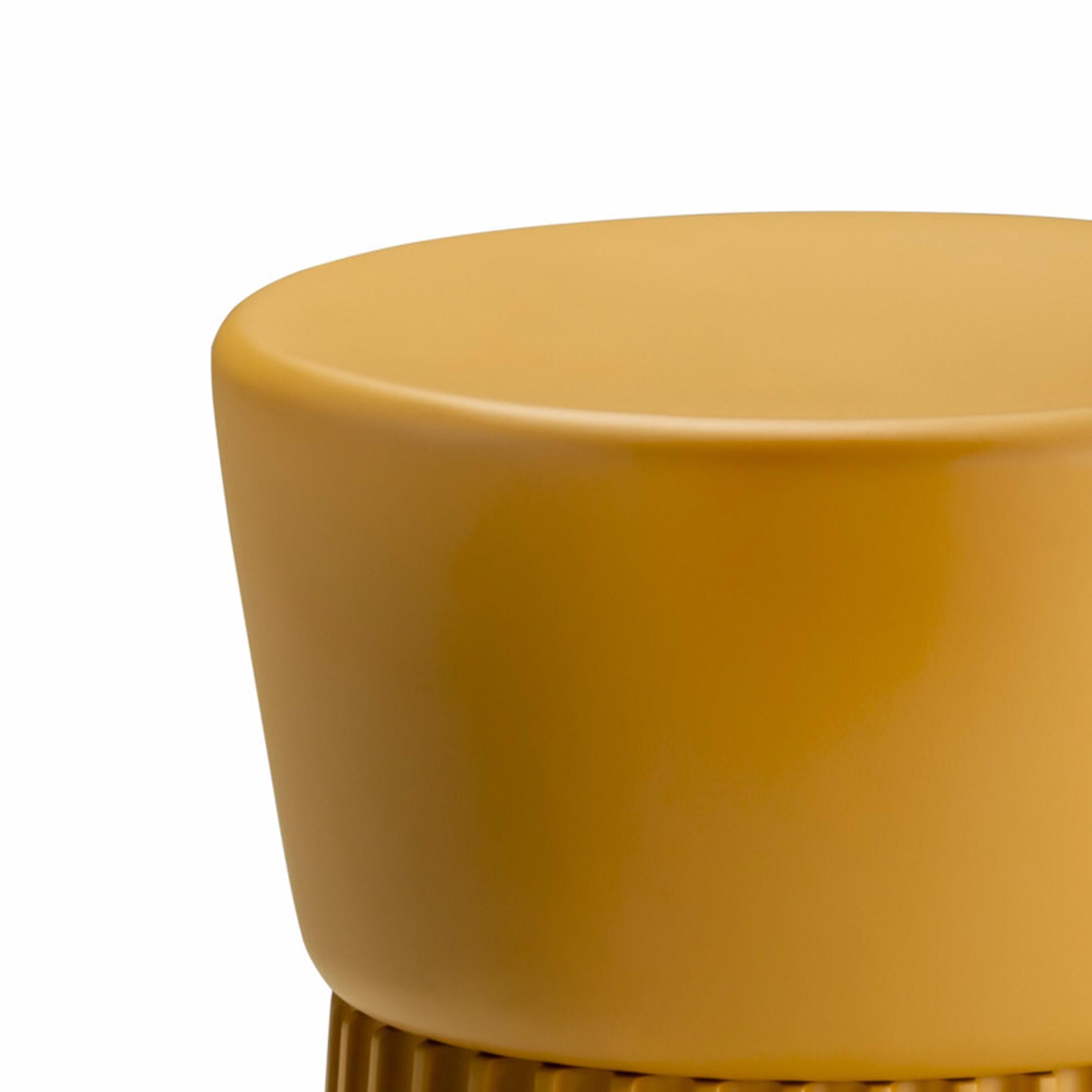 Tabouret « Ceppo » en bois avec détails de frises sculptées à lattes en vente 7