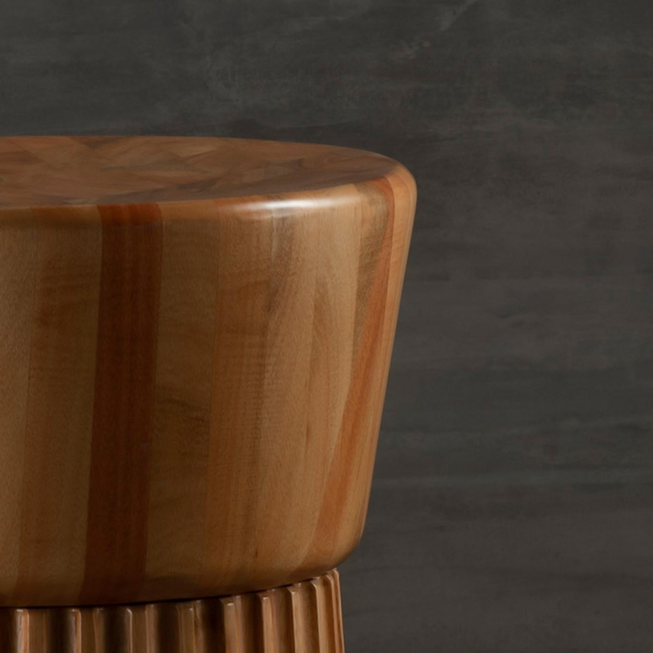 Tabouret « Ceppo » en bois avec détails de frises sculptées à lattes Neuf - En vente à Centro, RS
