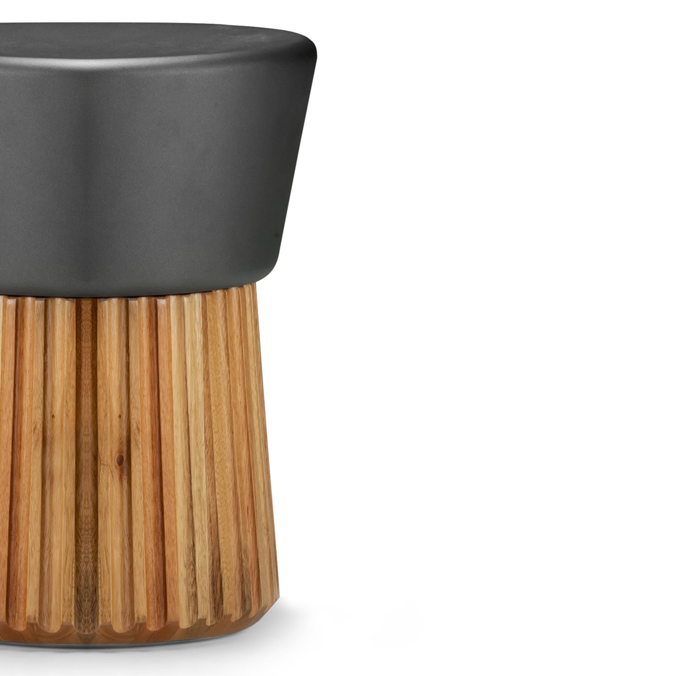 XXIe siècle et contemporain Tabouret « Ceppo » en bois avec détails de frises sculptées à lattes en vente