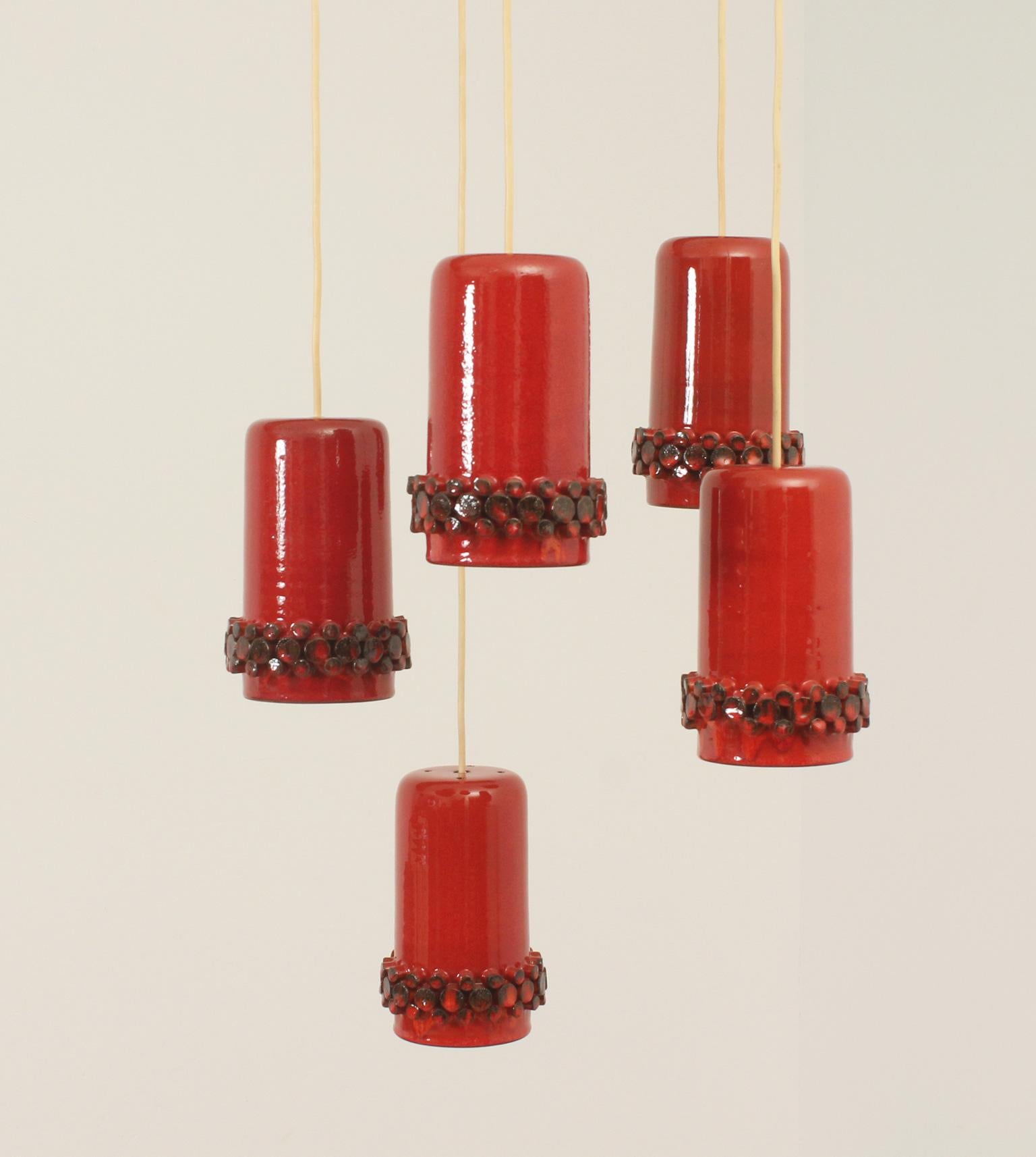 Kaskadenförmige Pendelleuchte für die Ceralux-Serie, entworfen in den 1960er Jahren von Hans Welling für Ceramano, Deutschland. Bestehend aus fünf Lampen aus rot glasierter Keramik. 