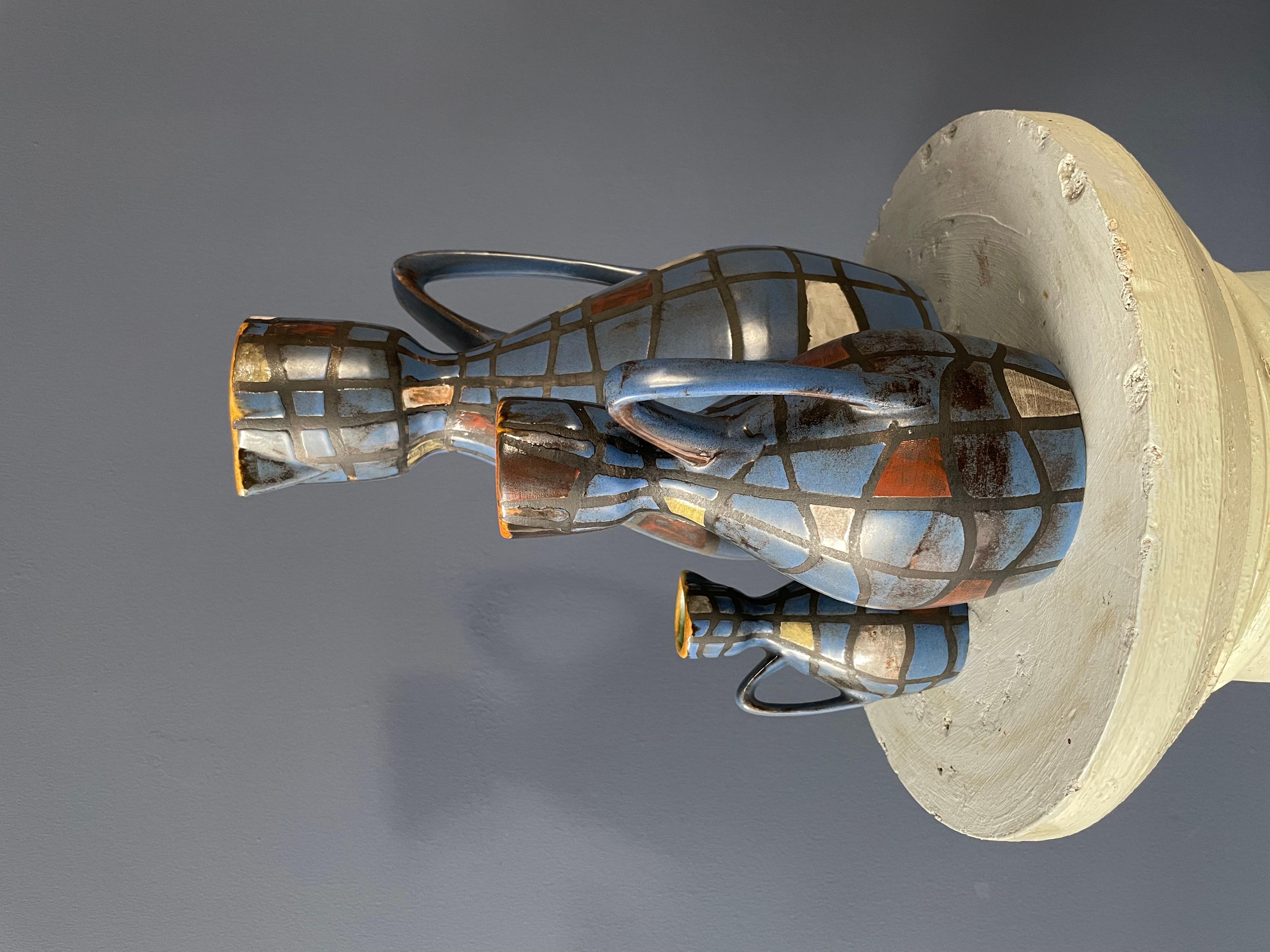 Firmato e numerato.
Le taglie vanno dalla più grande alla più piccola:
H. 32 cm D. 17 cm
H: 20 cm D: 13 cm
H. 12cm D. 7cm