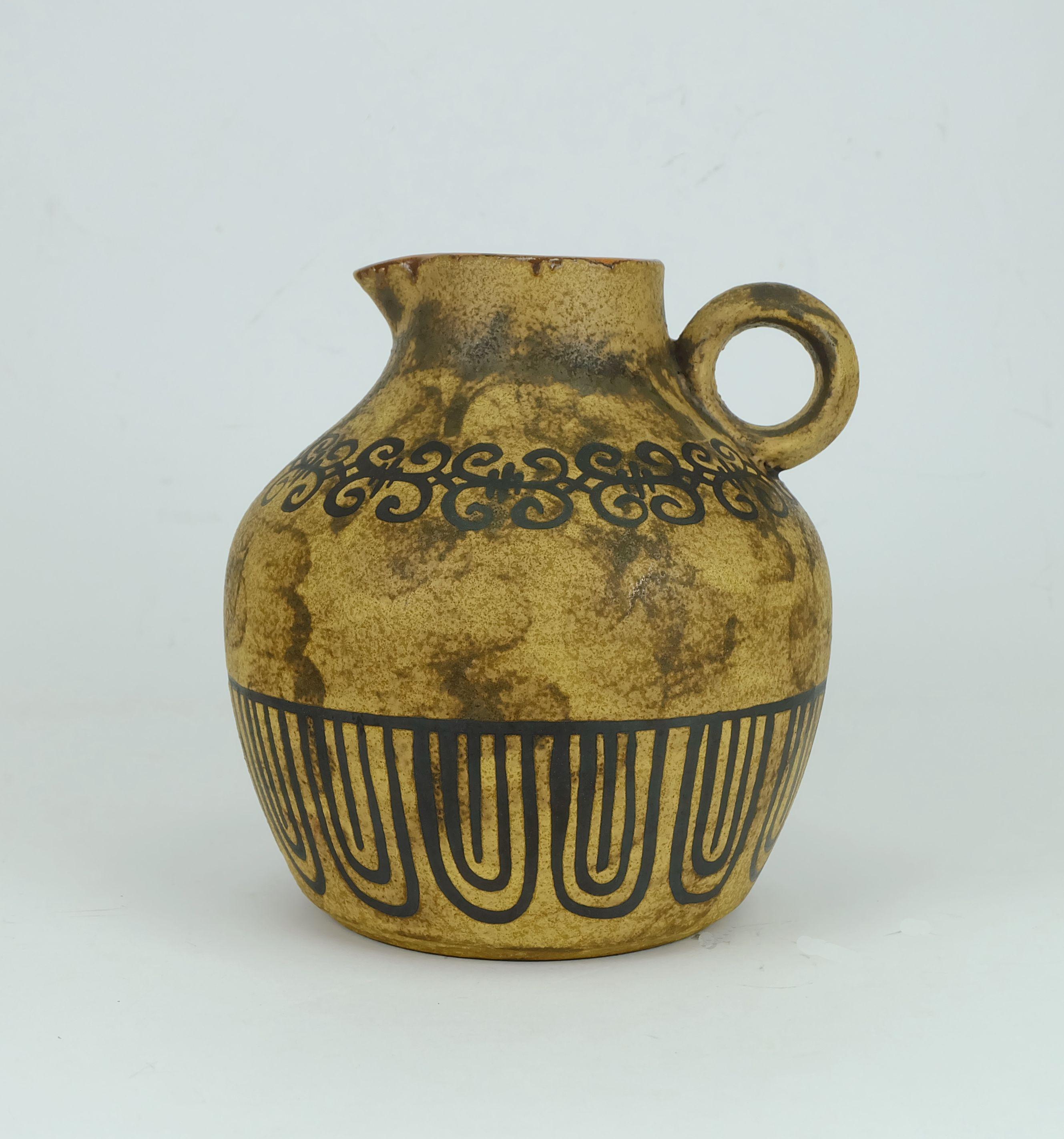 Vaso in ceramica, disegnato da Hanne Welling e prodotto da Ceramano all'inizio degli anni Sessanta. Il nome del decoro è 'Etrusca'. Le migliori ceramiche del Mid Century. Firmato in basso 