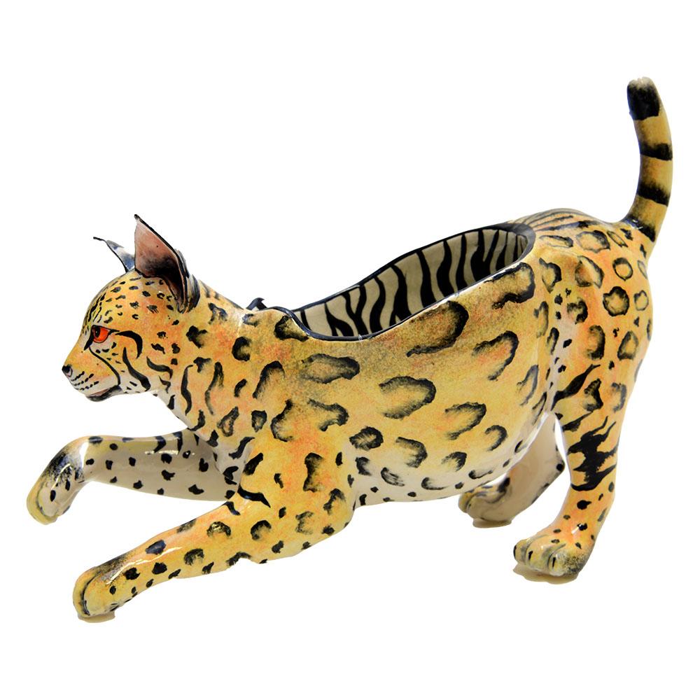 Ti presentiamo la ciotola in ceramica Bobcat American Peanut Bowl, un pezzo accattivante di Imvelo Natural Art, Sudafrica. Questa squisita ciotola, scolpita a mano da Teboho Ndlovu e dipinta a mano da Sindi, è alta 8 pollici, misura 11 pollici di