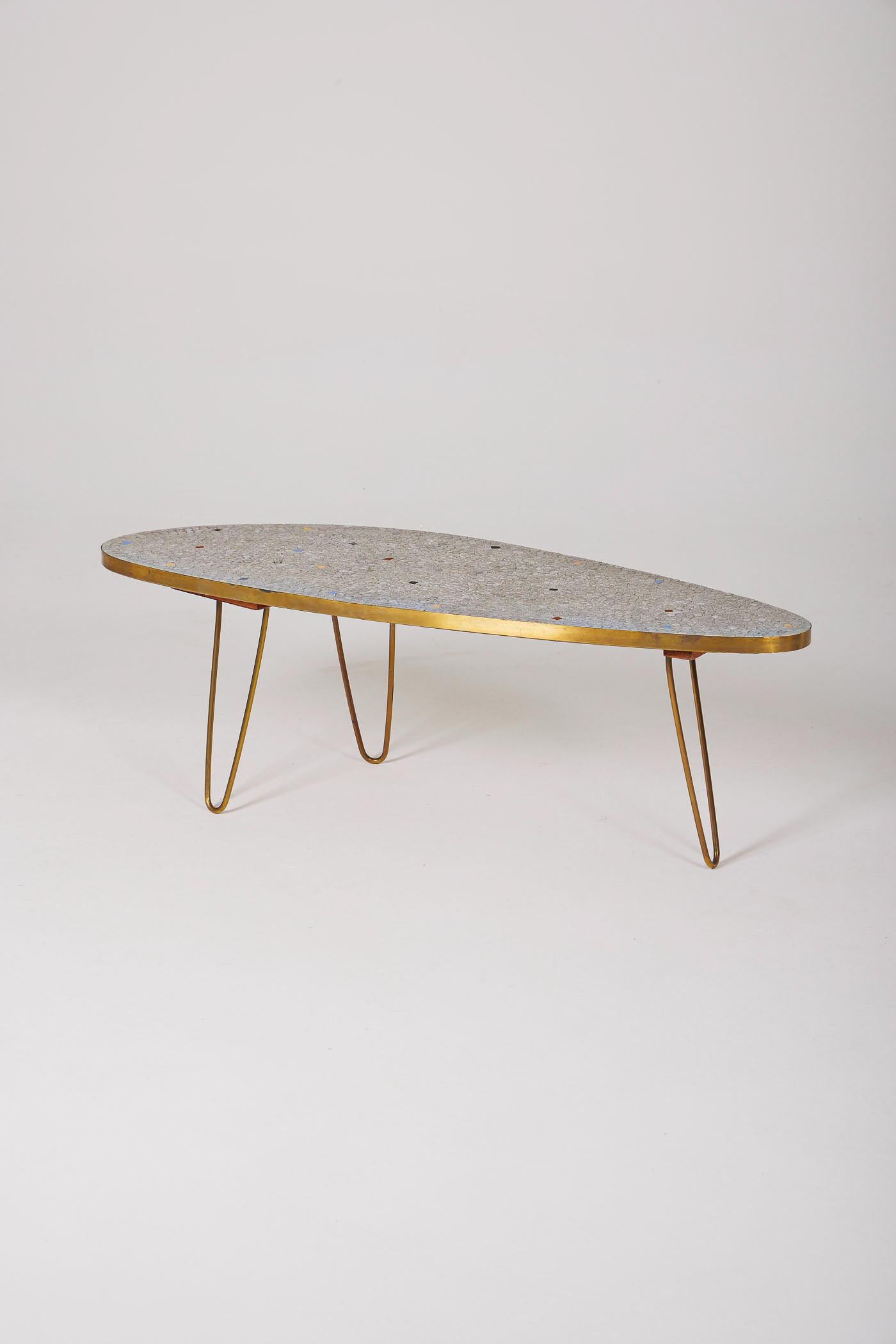 Table basse vintage en mosaïque des années 1970. La structure comporte une base tripode en laiton doré. En très bon état.
DV444