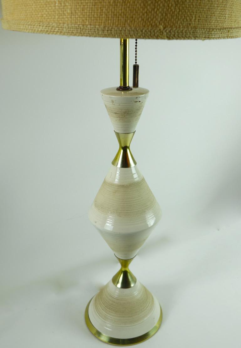 Lámpara de sobremesa Reloj de arena de cerámica y latón de Gerald Thurston en venta 3