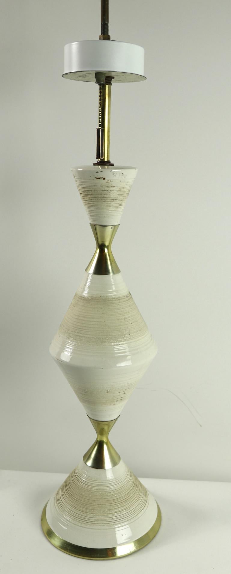 Lámpara de sobremesa Reloj de arena de cerámica y latón de Gerald Thurston Estadounidense en venta