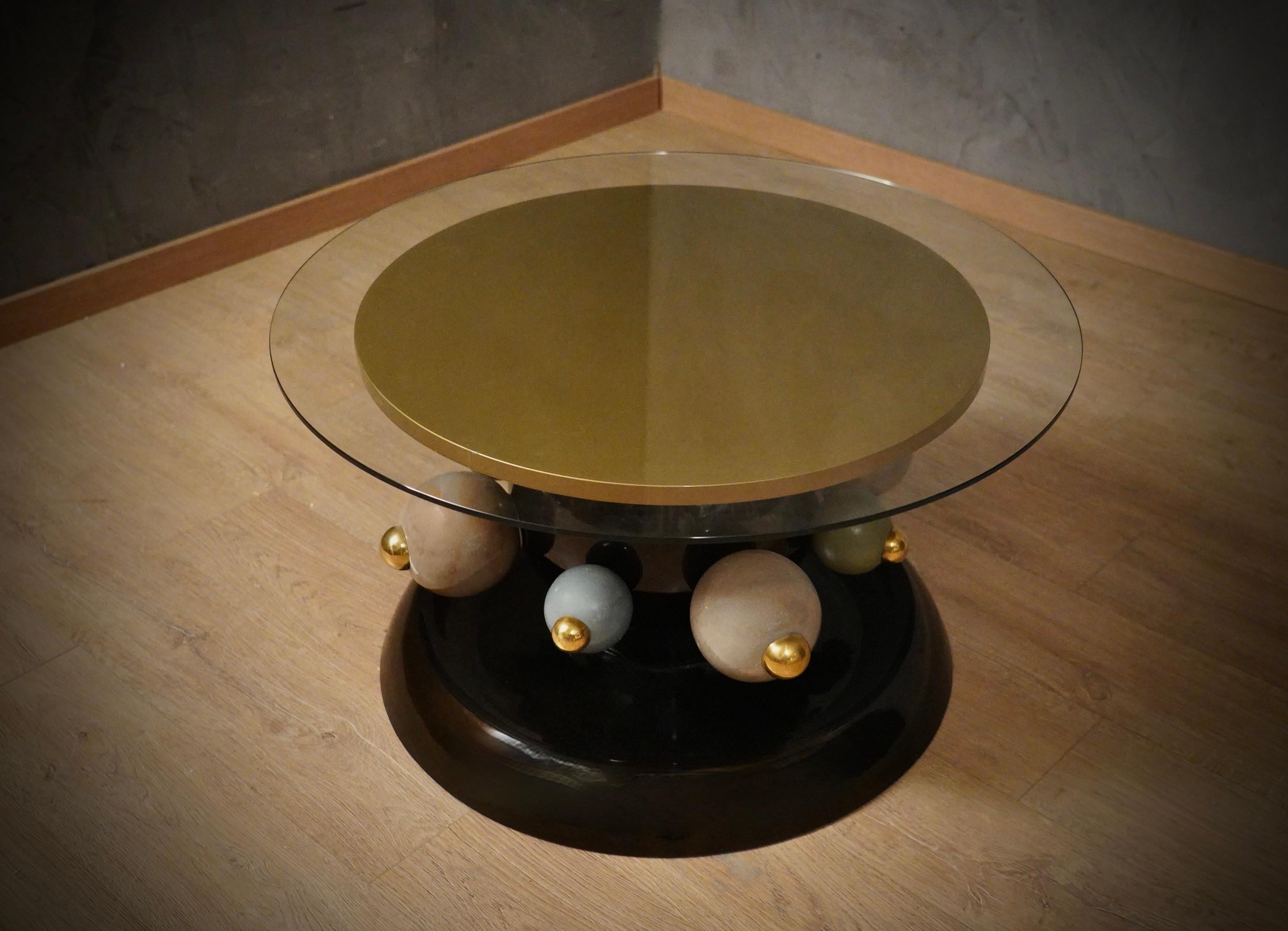 Mesa de Sofá Redonda de Cerámica y Latón Negro Verde y Dorado, 1980 Moderno de mediados de siglo en venta