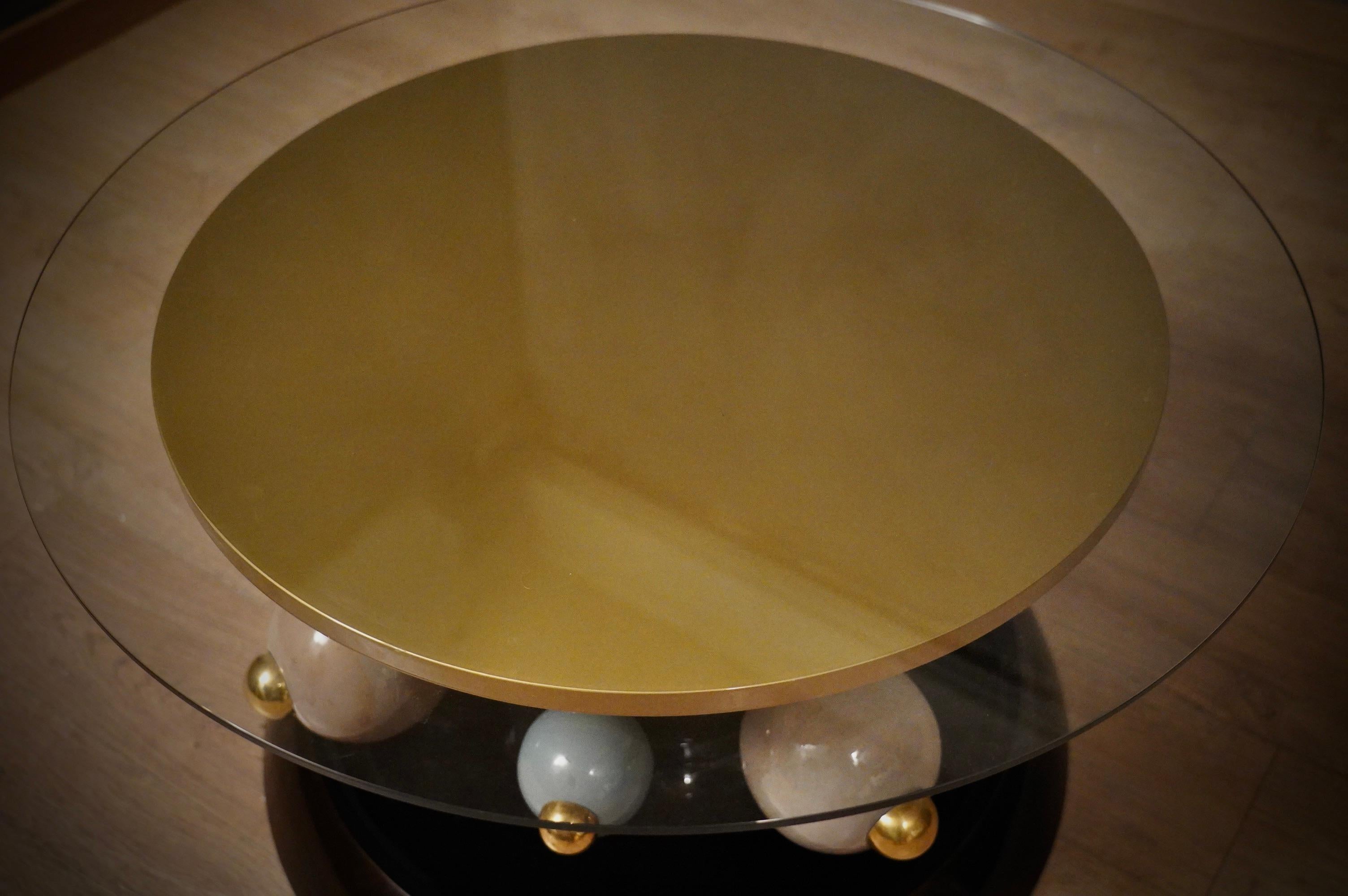 Mesa de Sofá Redonda de Cerámica y Latón Negro Verde y Dorado, 1980 Italiano en venta