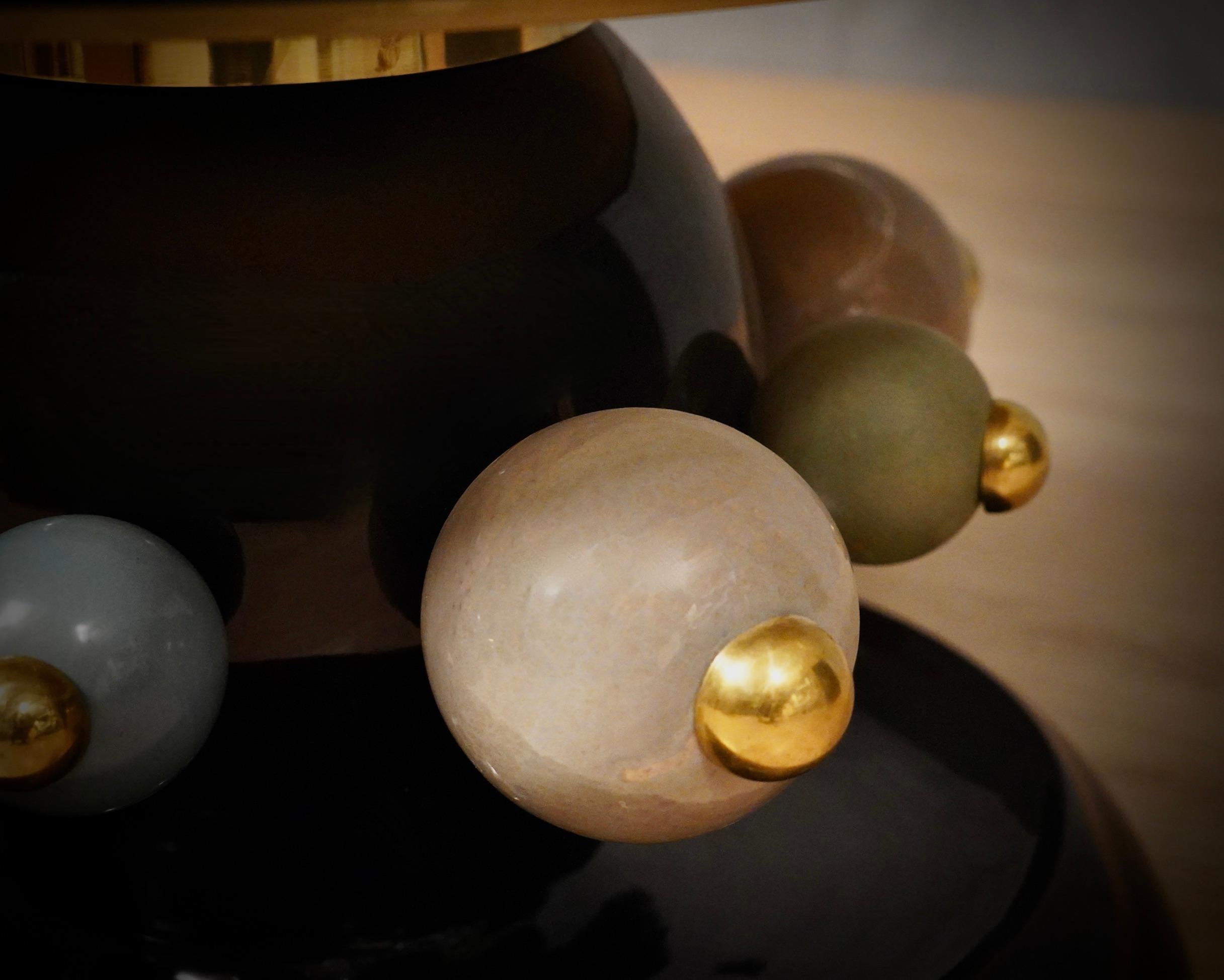 Mesa de Sofá Redonda de Cerámica y Latón Negro Verde y Dorado, 1980 en Bueno estado para la venta en Rome, IT