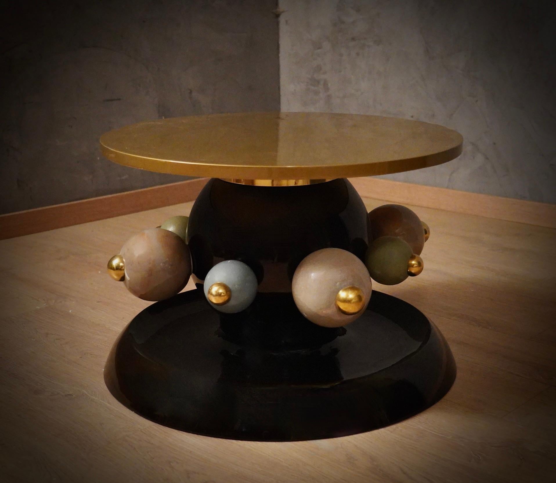 Mesa de Sofá Redonda de Cerámica y Latón Negro Verde y Dorado, 1980 finales del siglo XX en venta